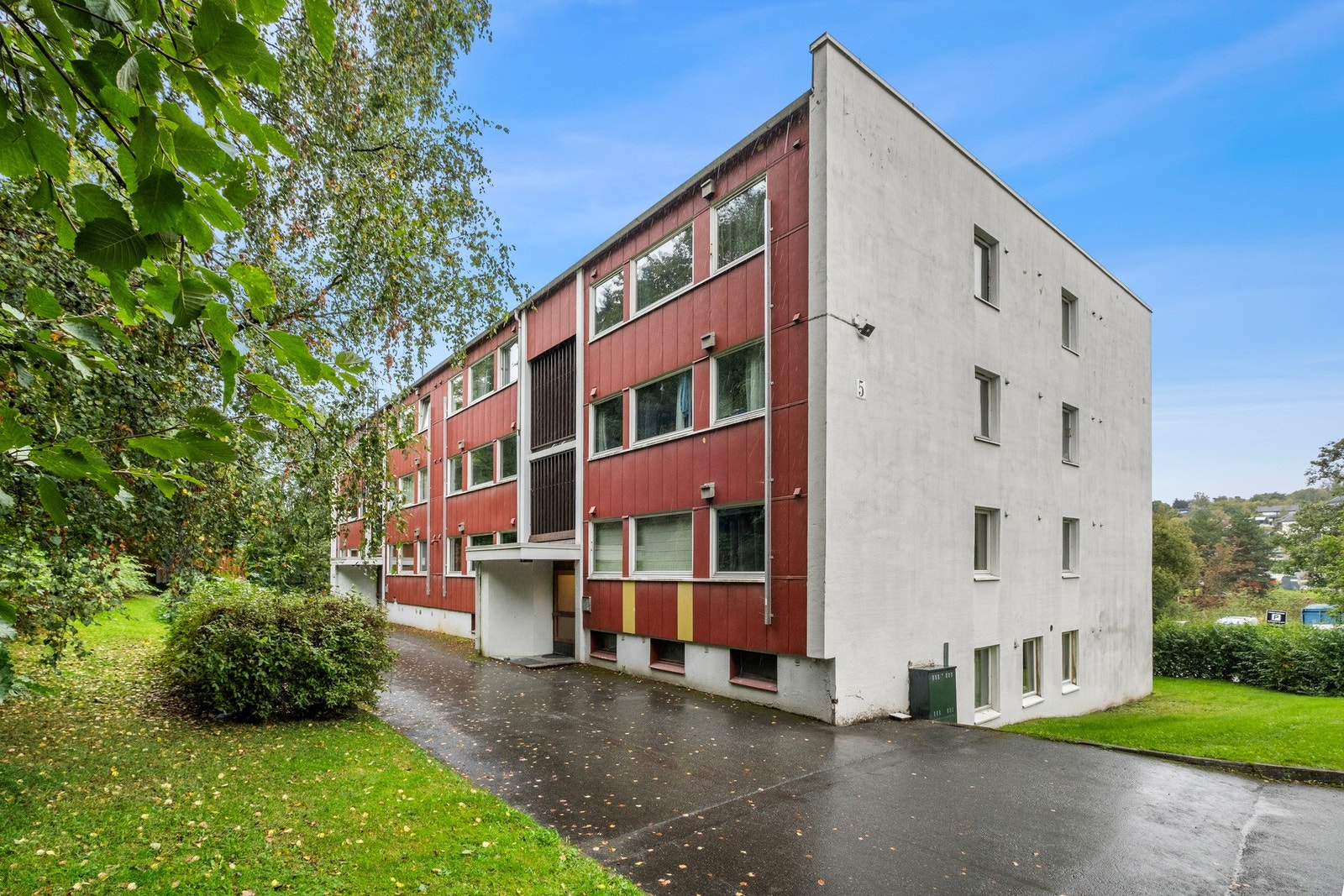 Fasade - inngangspartiet til bygget. Parkeringsplasser er på høyre side av bygget Galleribilde