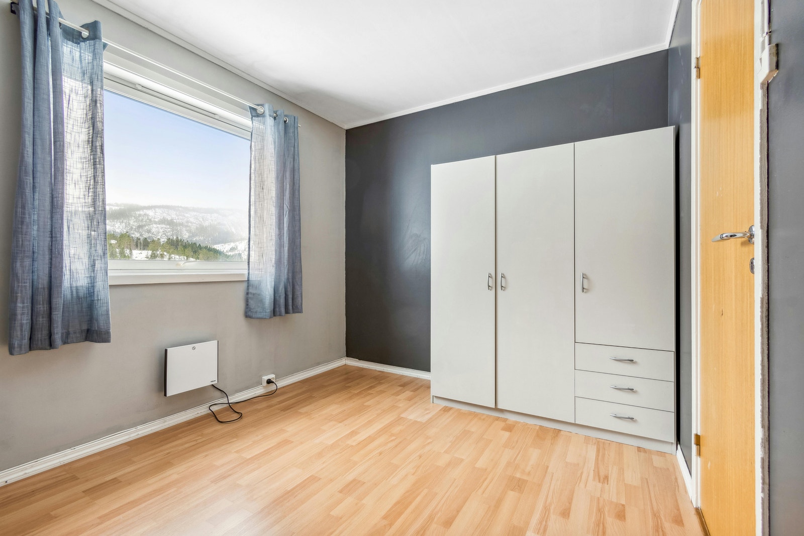Soverom 2 med garderobeskap. Galleribilde