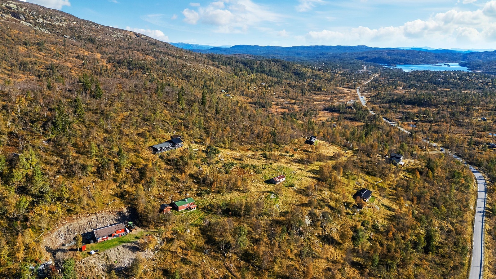 Det er ca 500 meter å gå til hytta fra parkeringen. Galleribilde