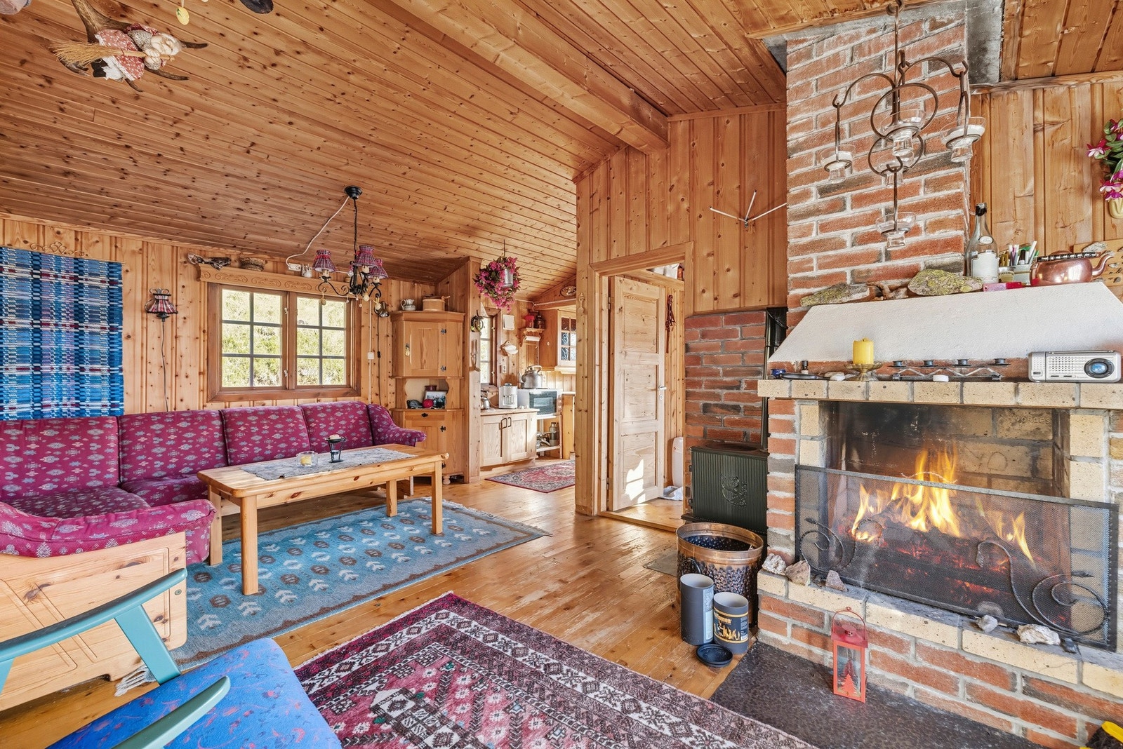 Den store peisen gir god stemning på hytta. Galleribilde