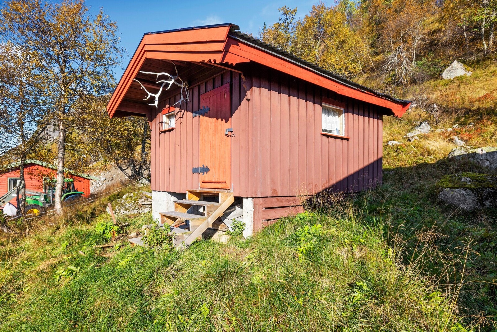 Uthus med vedskjul og utedo, plassert rett ved hytta. Galleribilde