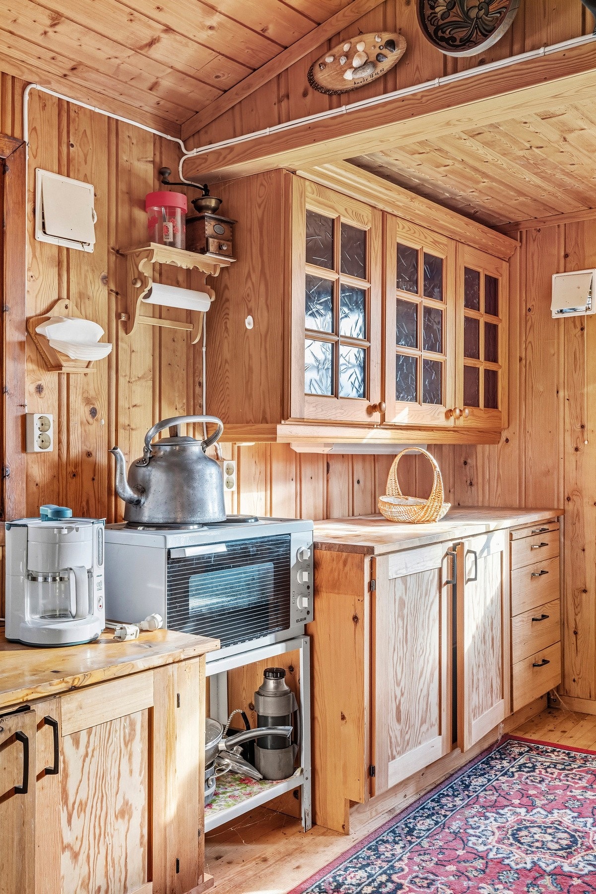 Vann fra brønn. Enkel utedo på uthuset. Galleribilde