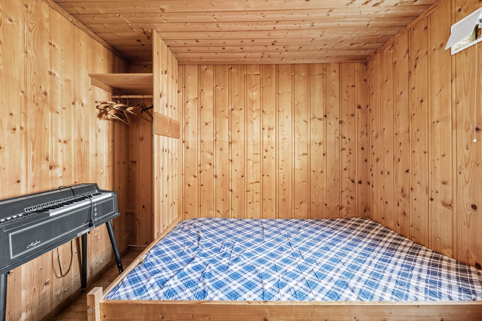 Det er 2 soverom på hytta. Sengeplass til 5. Galleribilde