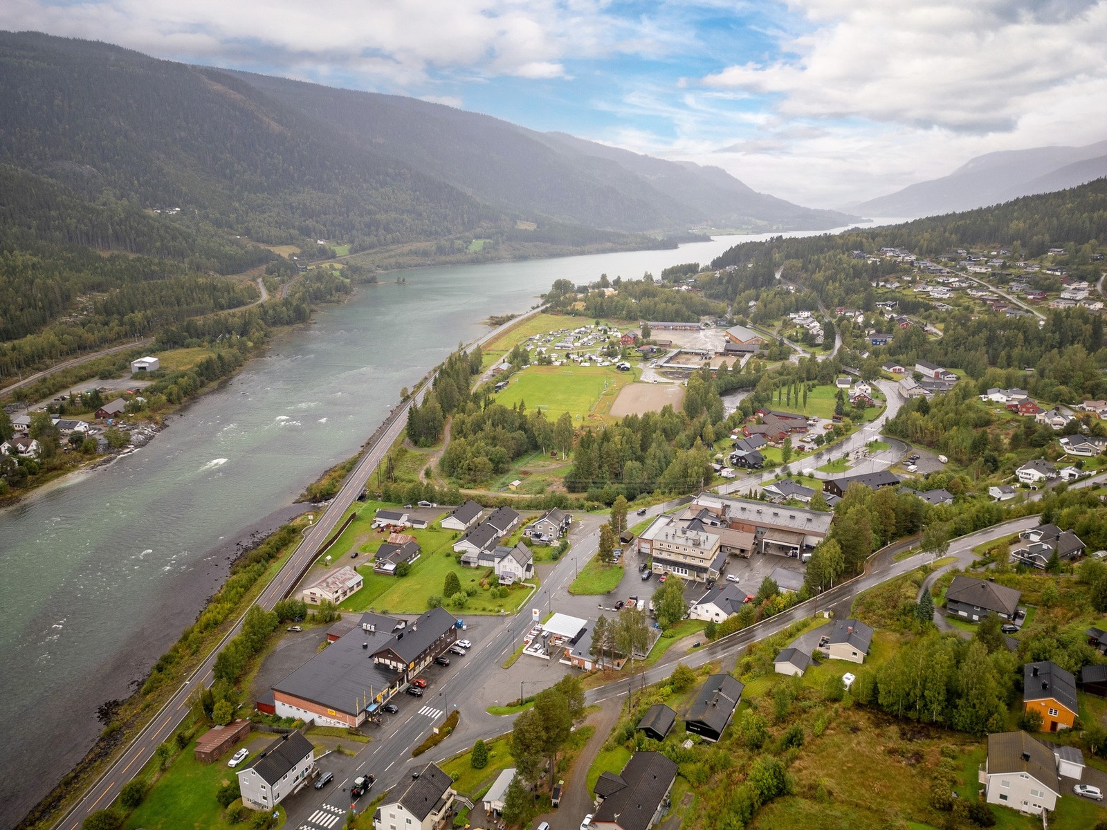 Sentrumsnært med kort veg til bla dagligvare - bussforbindelser til Lillehammer fra her. Galleribilde
