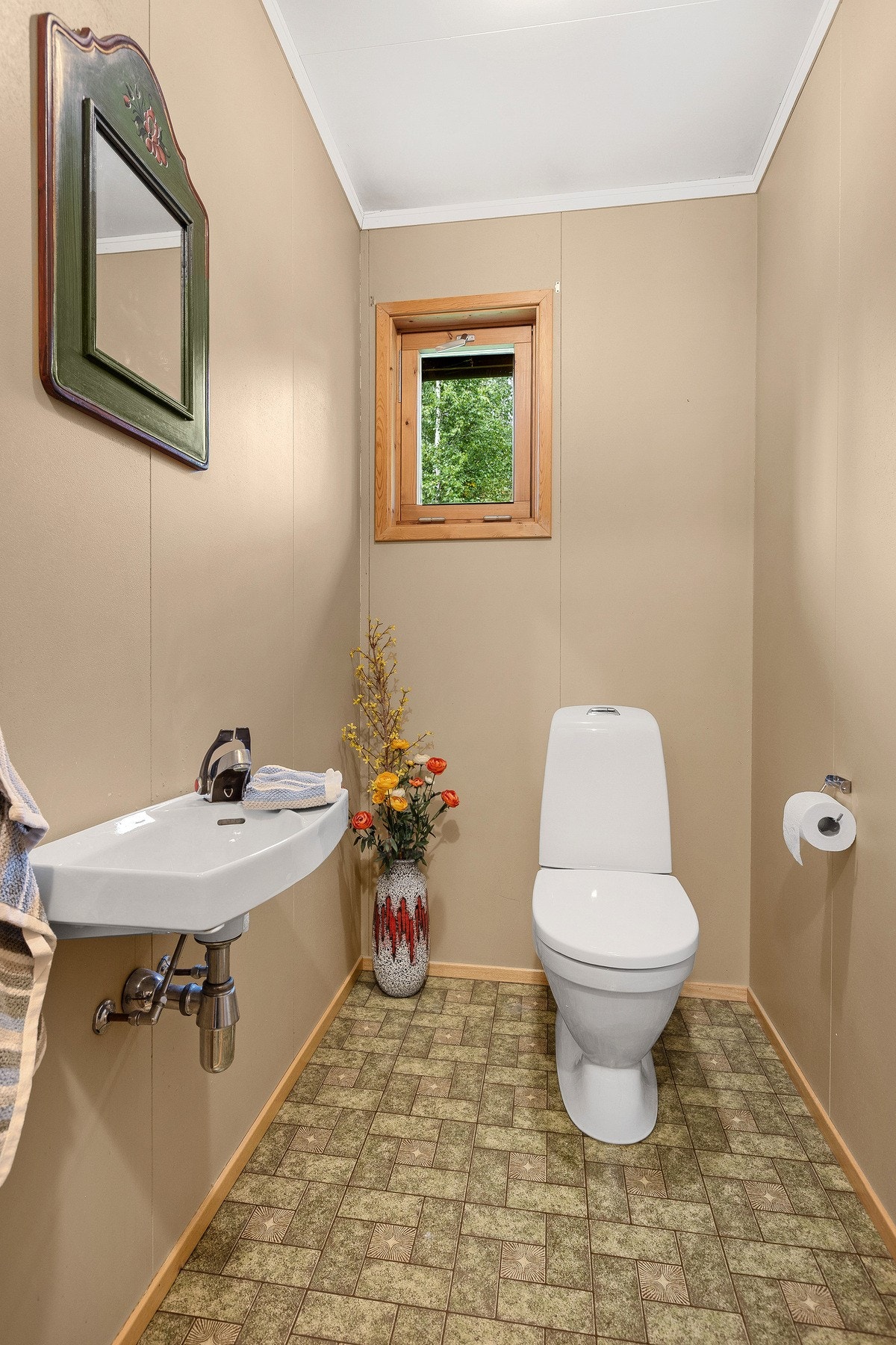 Praktisk separat WC med servant. Galleribilde