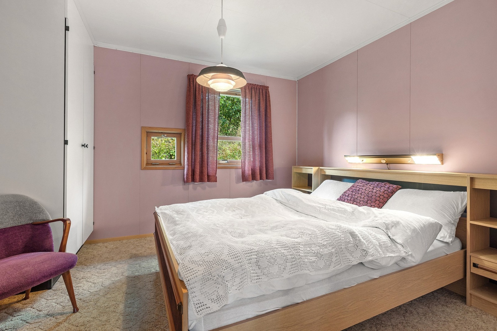 Romslig soverom med garderobeskap og flere vinduer. Det er fordelt med ett soverom i hovedetasjen og 4 soverom i sokkeletasjen Galleribilde