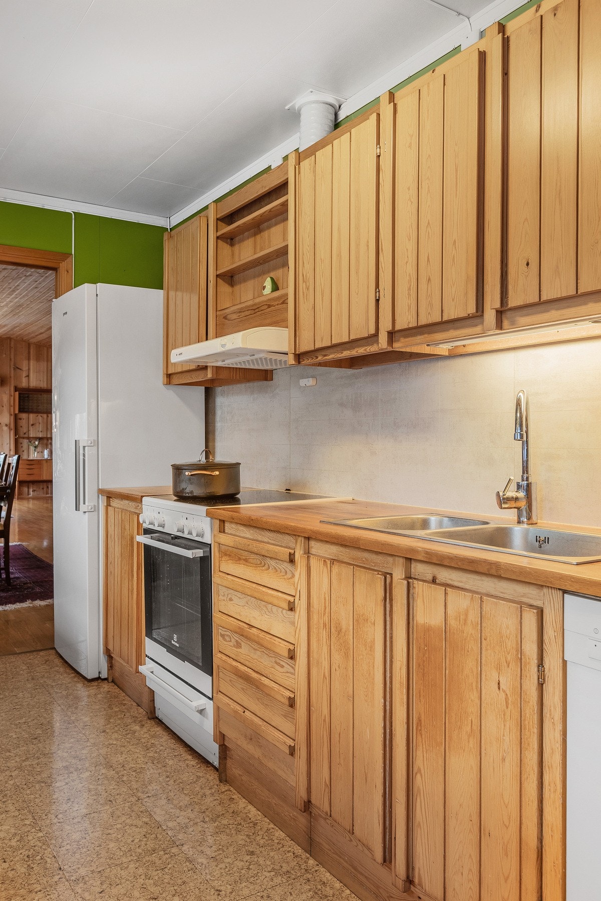 Praktisk kjøkken med rikelig benke- og skapplass. Galleribilde