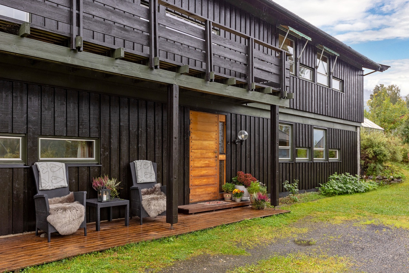 Velkommen inn! Lun sittekrok ved inngangsdøren. Galleribilde