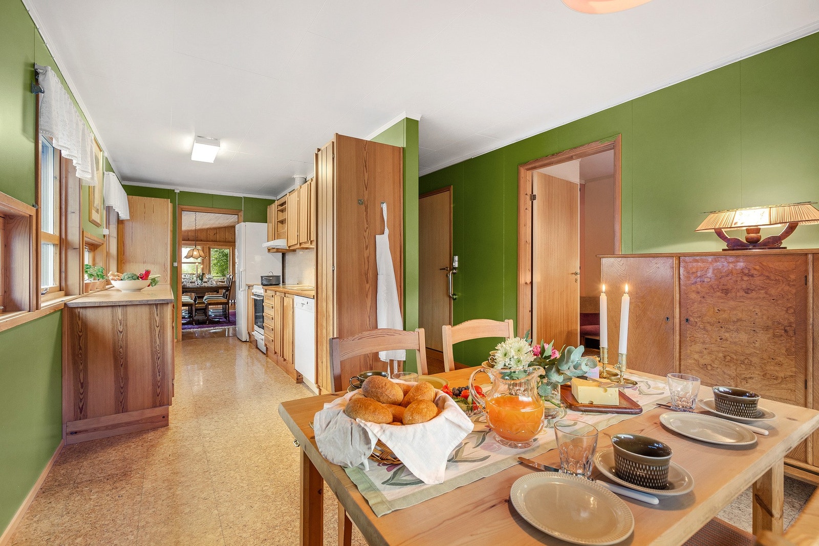 Hyggelig frokostbord med kort veg til kjøkkenet. Galleribilde