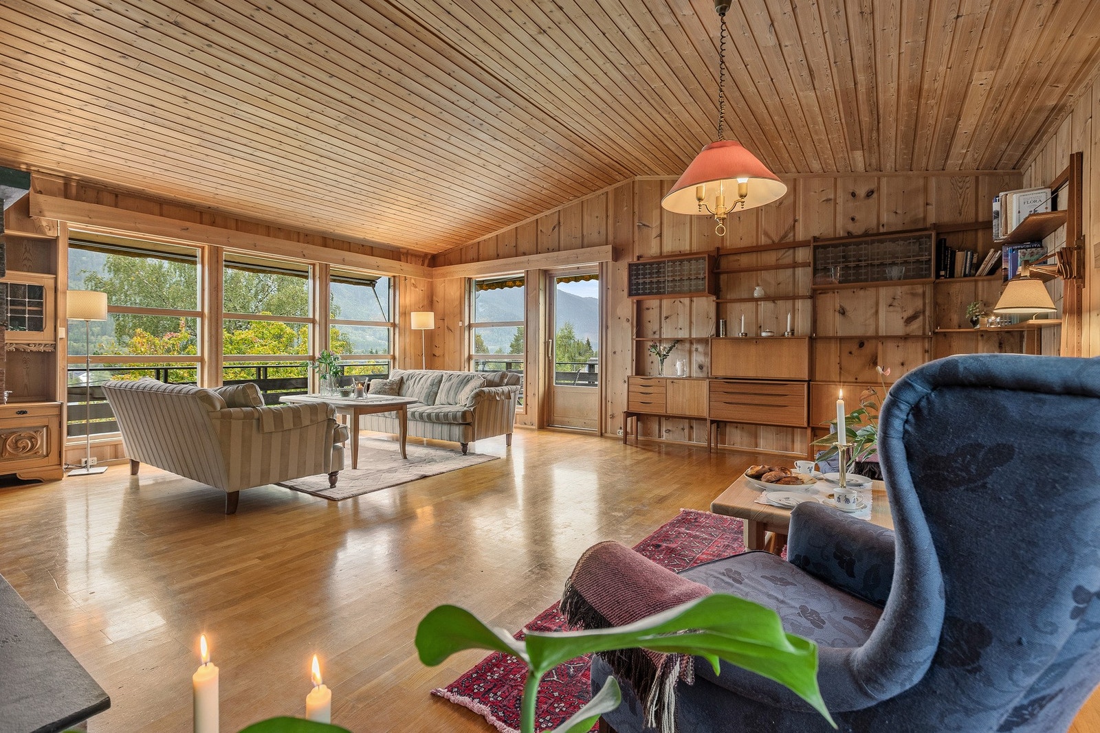 Lys og luftig stue med direkte utgang til terrasse. Galleribilde