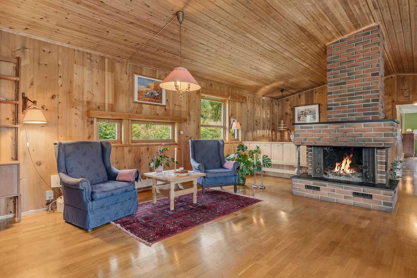 Flere møbleringsmuligheter, her det godstoler ved peisvarmen. Galleribilde