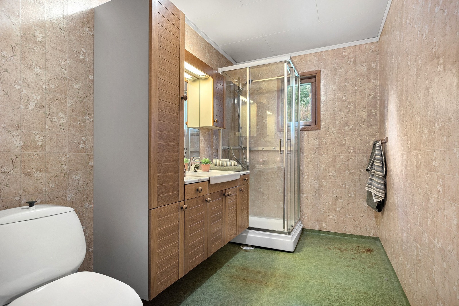 Bad med dusjkabinett, servant og oppbevaringsplass. Galleribilde