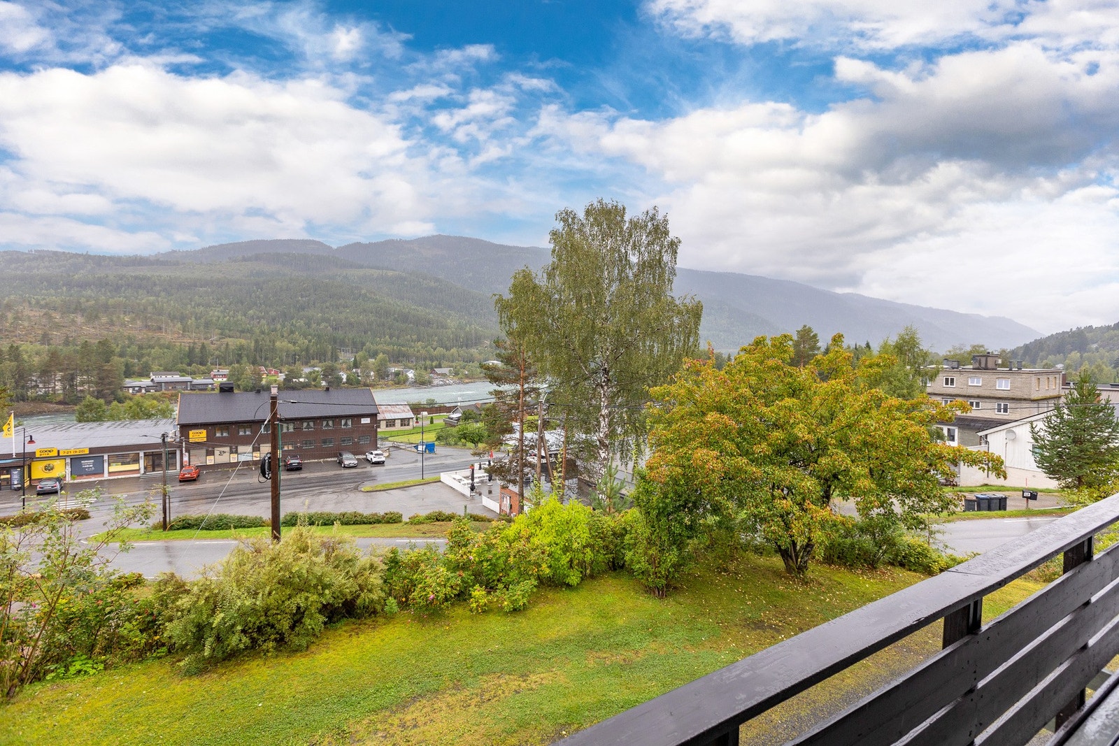 Fantastisk utsikt over bygda og Lågen. Galleribilde