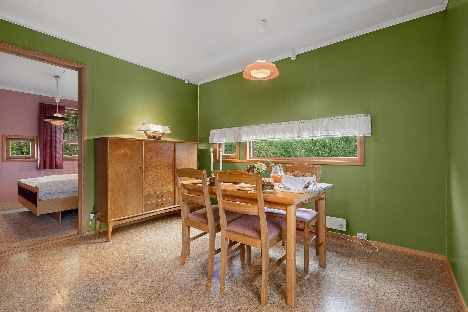 Malte overflater i dette rommet og belegg på gulv Galleribilde