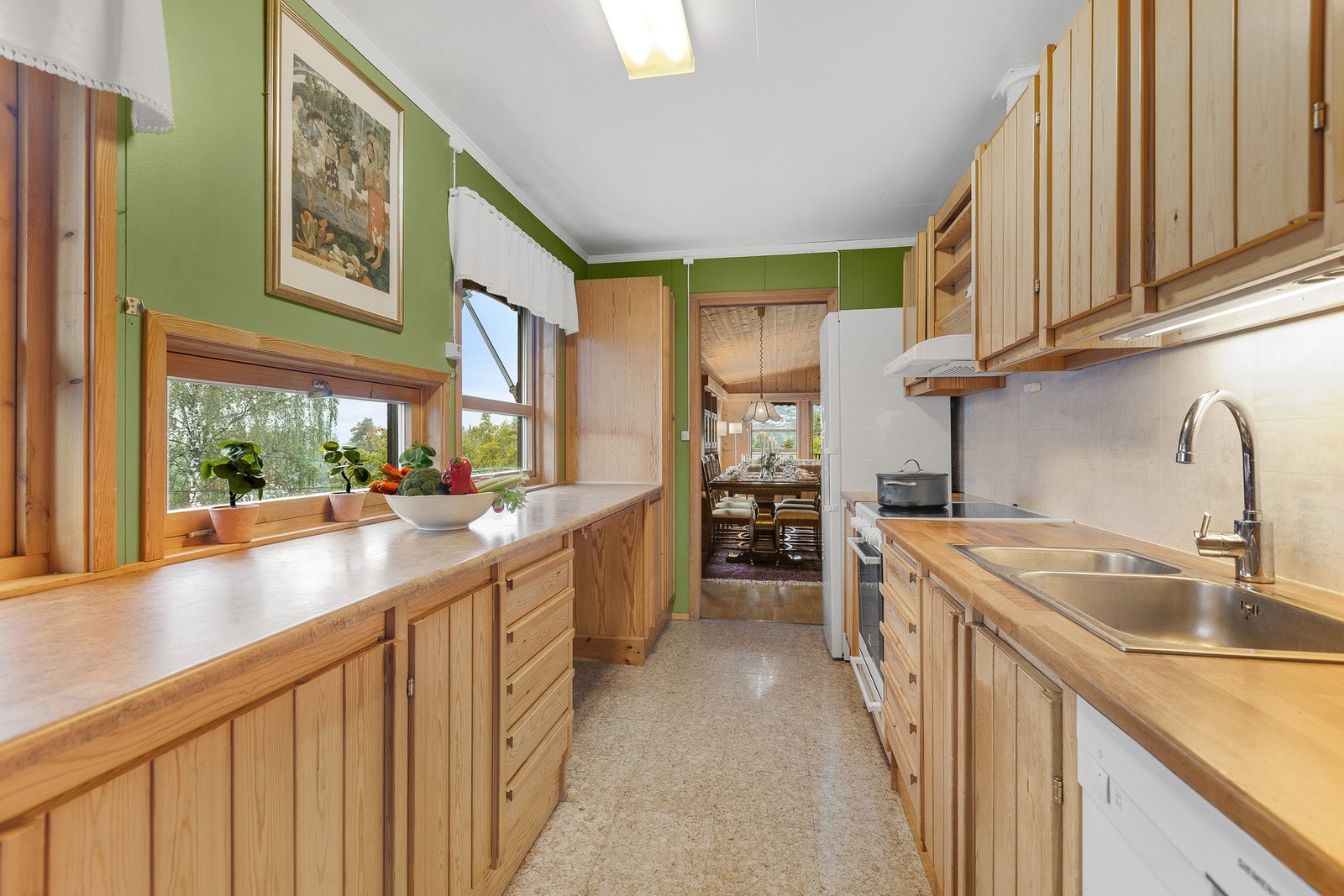 Velholdt kjøkken med klassiske heltre fronter. Galleribilde