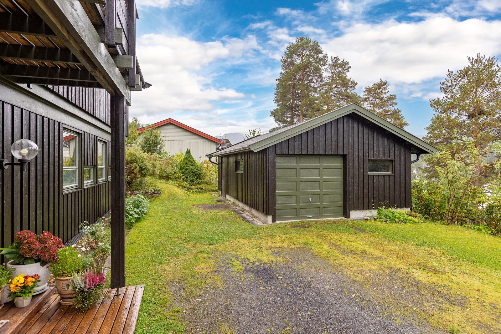 Garasjen har enkelt port men er bred nok til to biler hvis man vil (evt utvide porten) Galleribilde