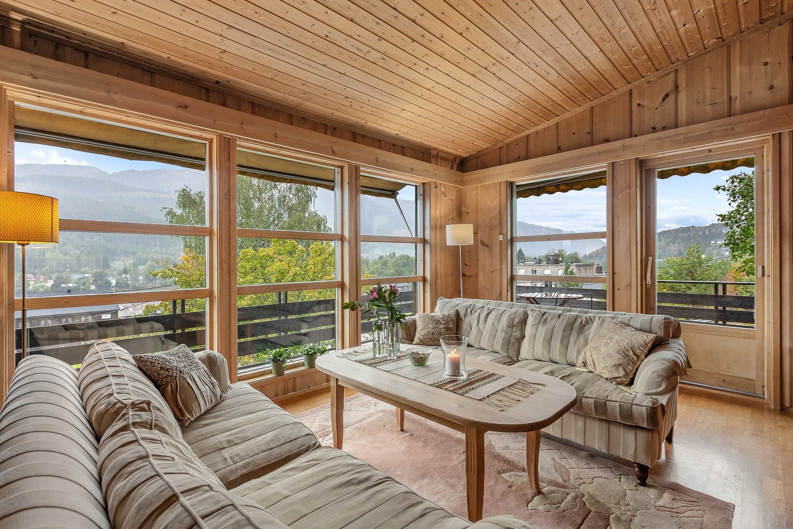 Romslig stue med store vindusflater og flott utsikt. Galleribilde