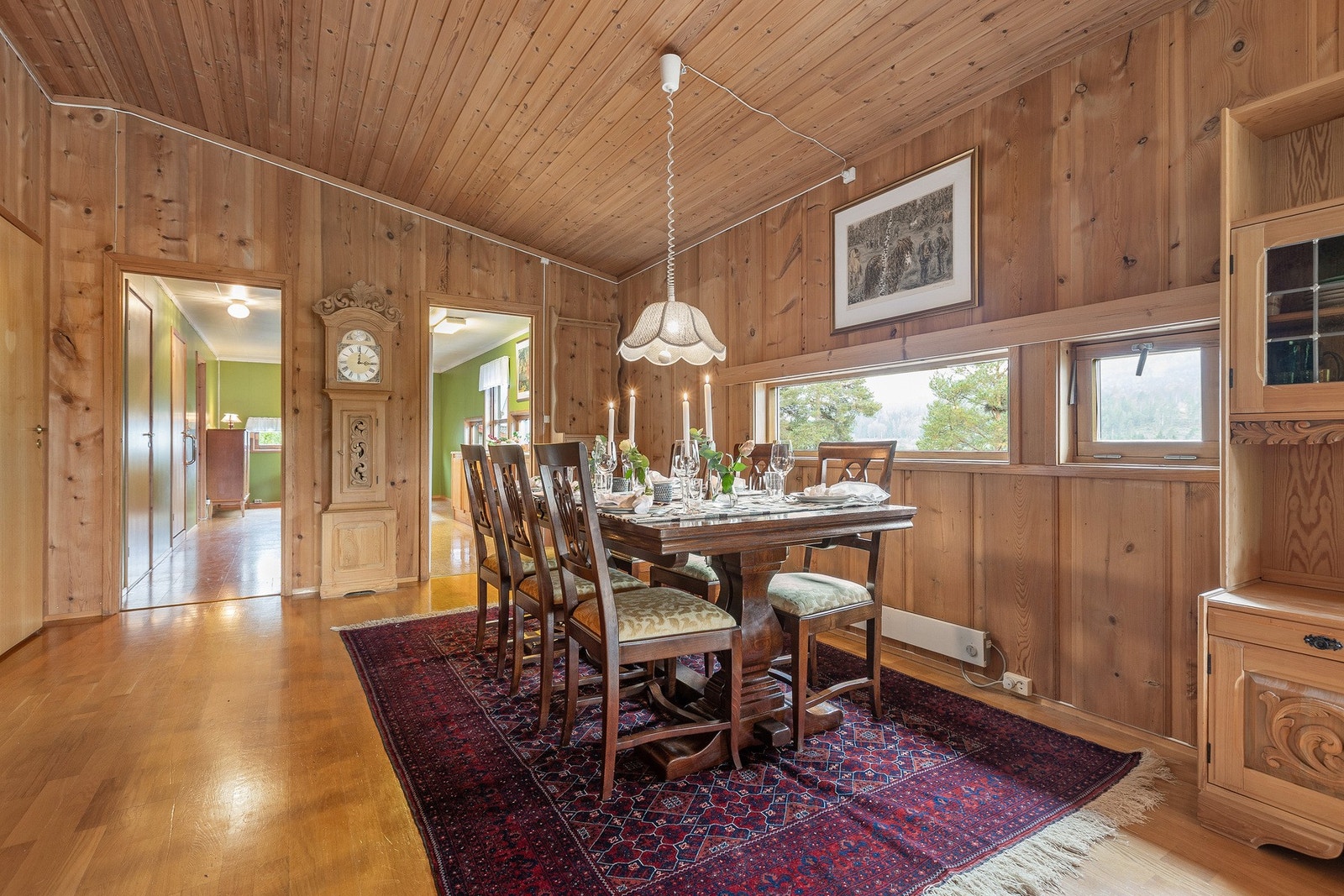 Lun atmosfære med tregulv og detaljer i treverk Galleribilde