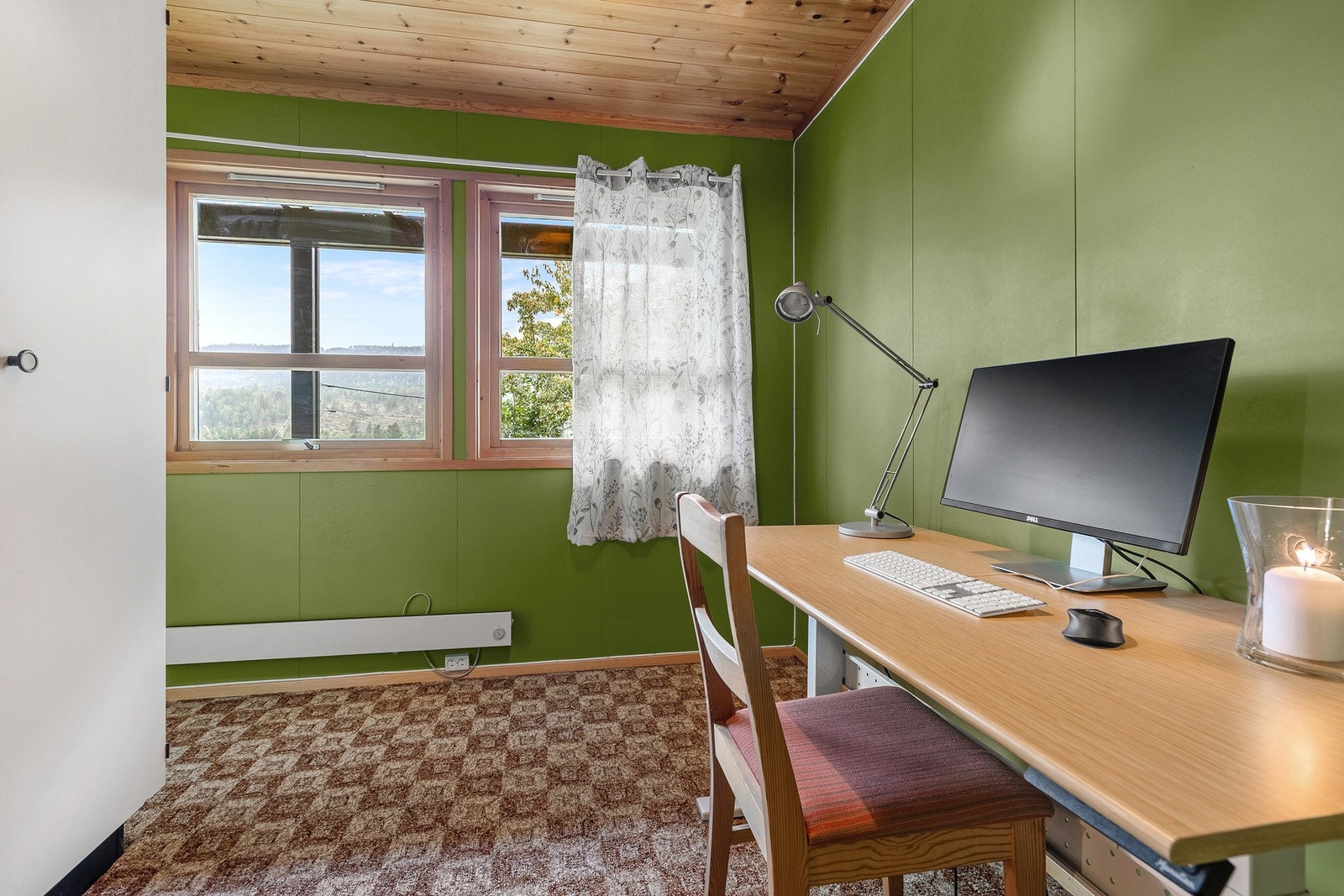 Soverom IV - et praktisk hjemmekontor med vindu og utsikt. Galleribilde