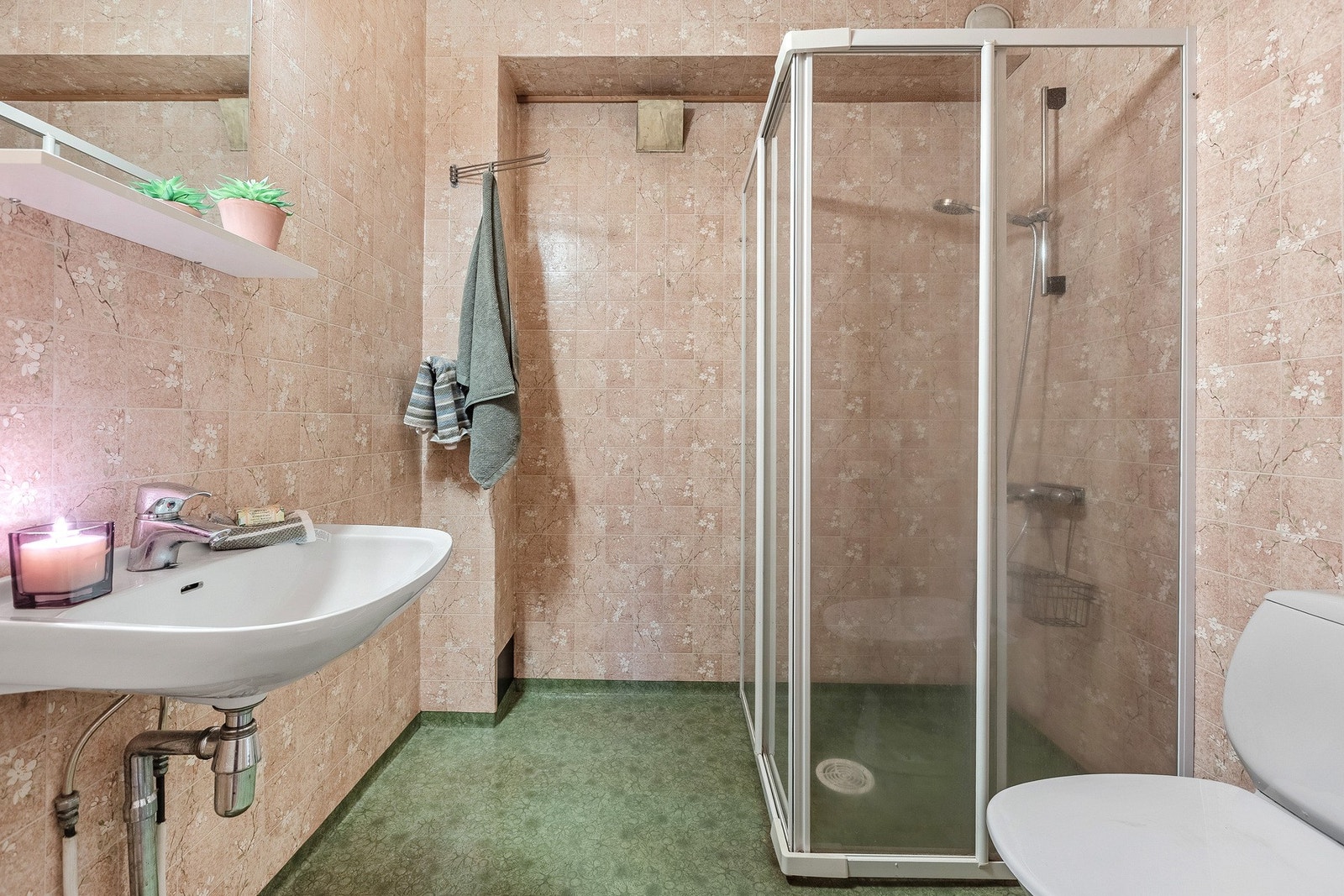 Ekstra bad med dusjkabinett og servant. Galleribilde