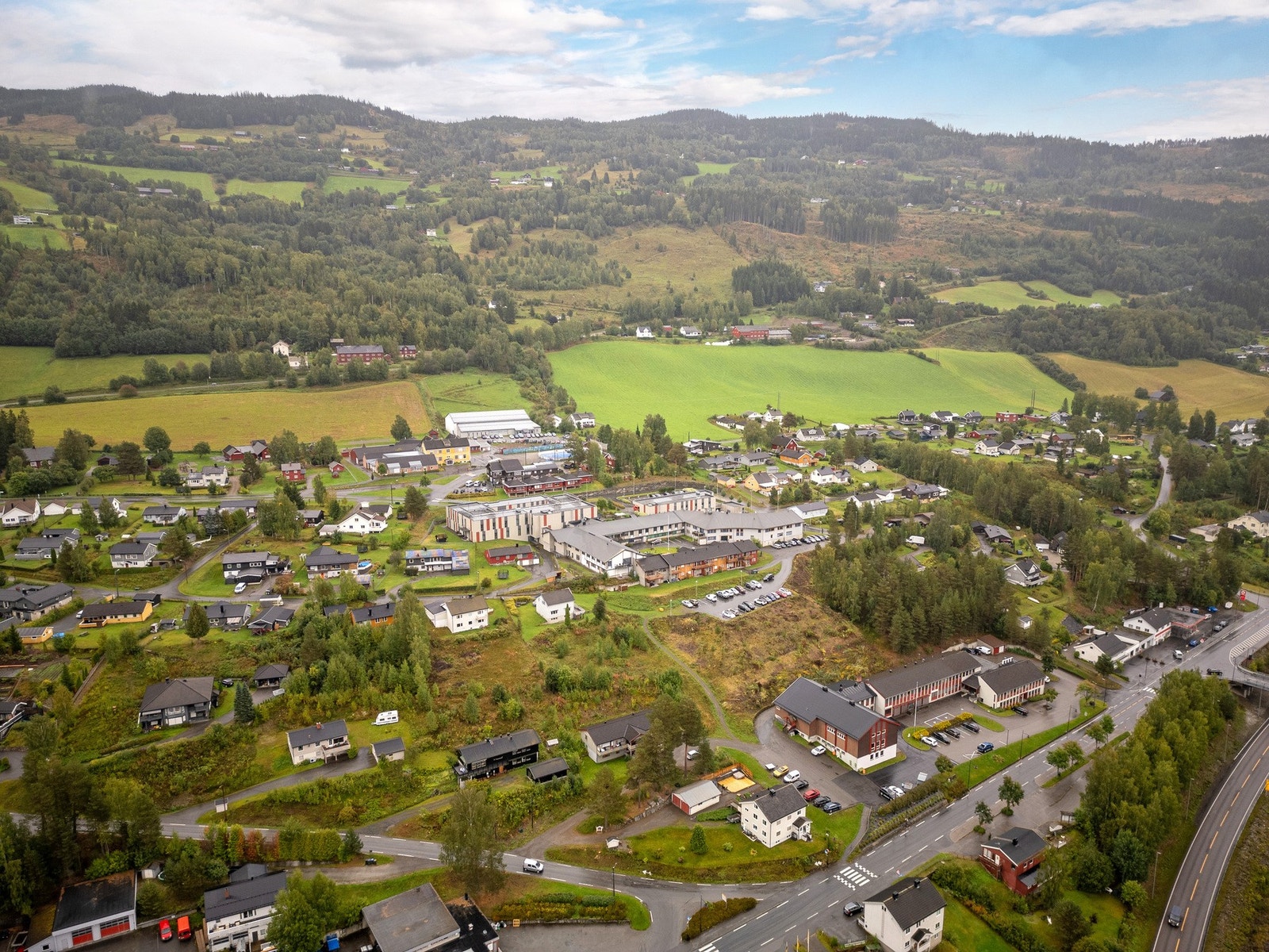Tretten er ei bygd i Øyer kommune, beliggende ca 30 km nord for Lillehammer. Galleribilde