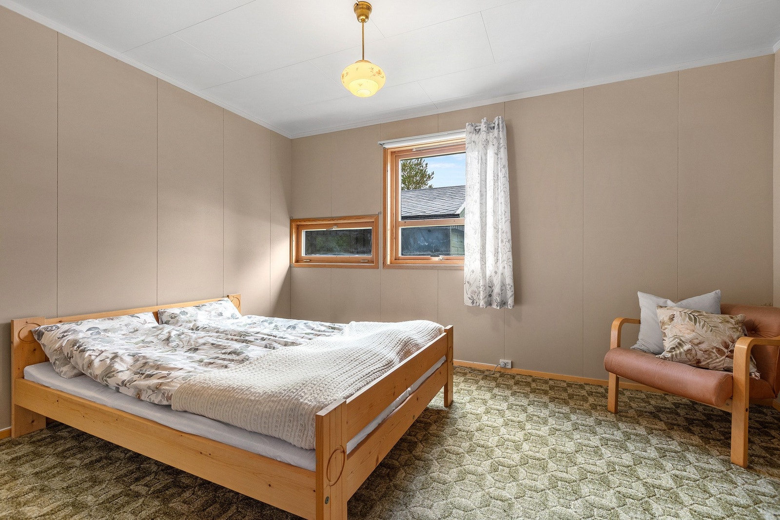 Soverom III, dette er de to største rommene i sokkeletasjen og alle rommene har teppe på gulvet. Galleribilde