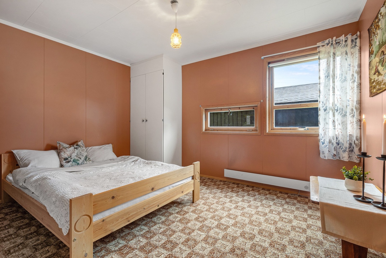 Soverom II med garderobeskap og god plass. Galleribilde