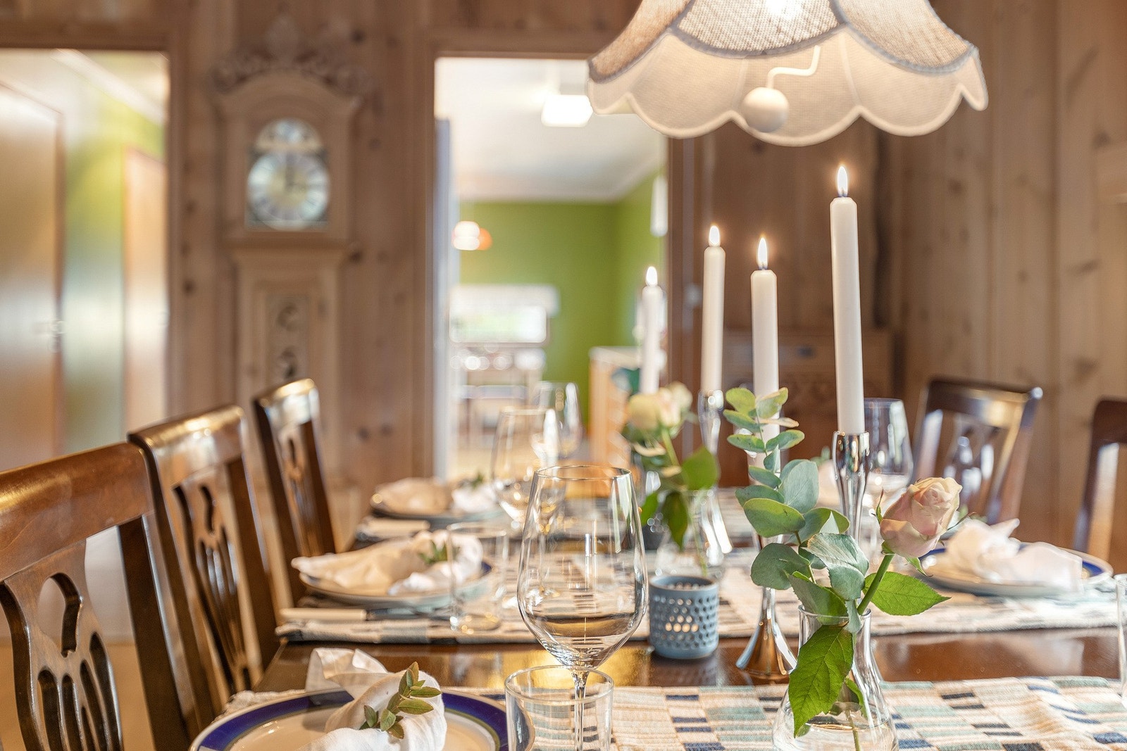 Klassisk spisestue med god plass til gjester. Galleribilde