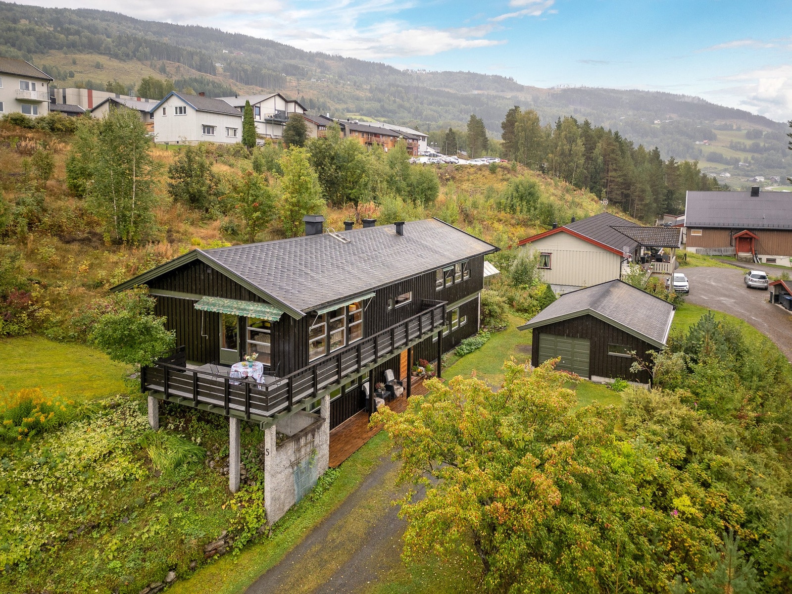 Solrikt med grøntarealer og hage. Galleribilde