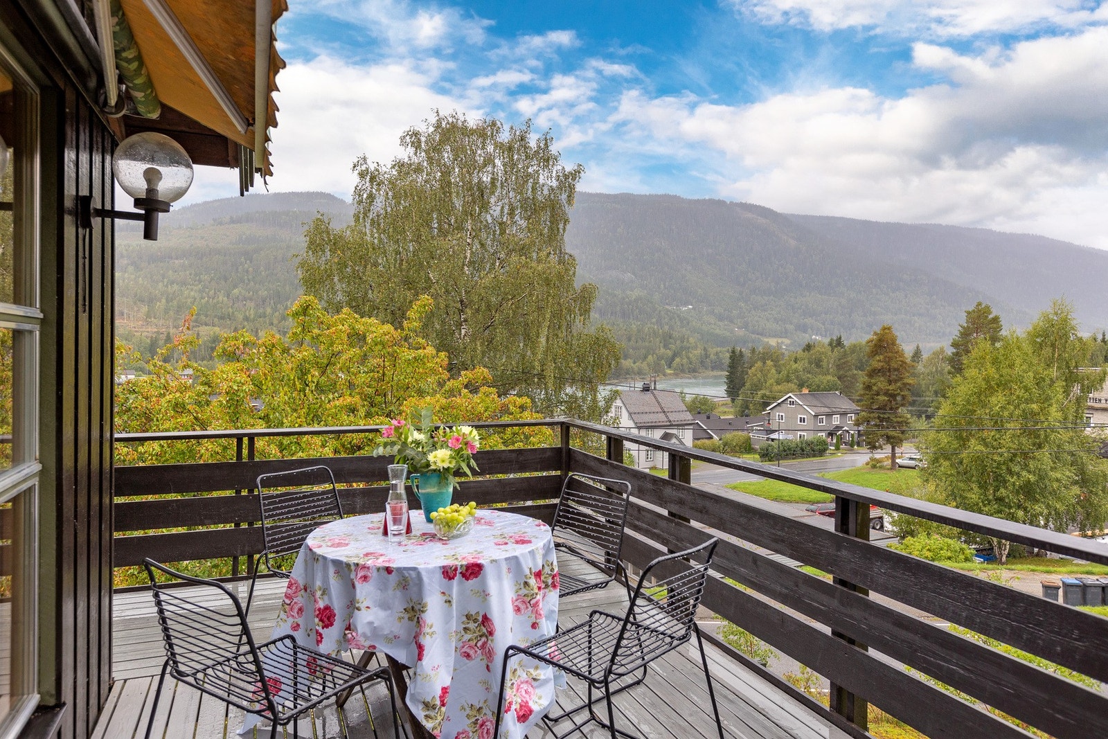 Adkomst fra stuen ut på verandaen, trapp ned i hagen Galleribilde