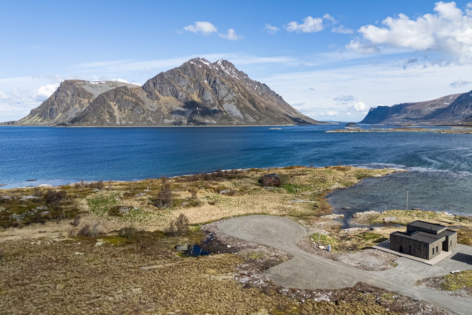 Naturopplevelsen starter rett ut av døra, der du kan velge mellom sjøen, fjellet eller mer rolige turer i naturen rundt. For den golf-interesserte frister en av de mest anerkjente golfbanene i verden, kun kort kjøretur unna på Gimsøya. Henningsvær og Svol Galleribilde
