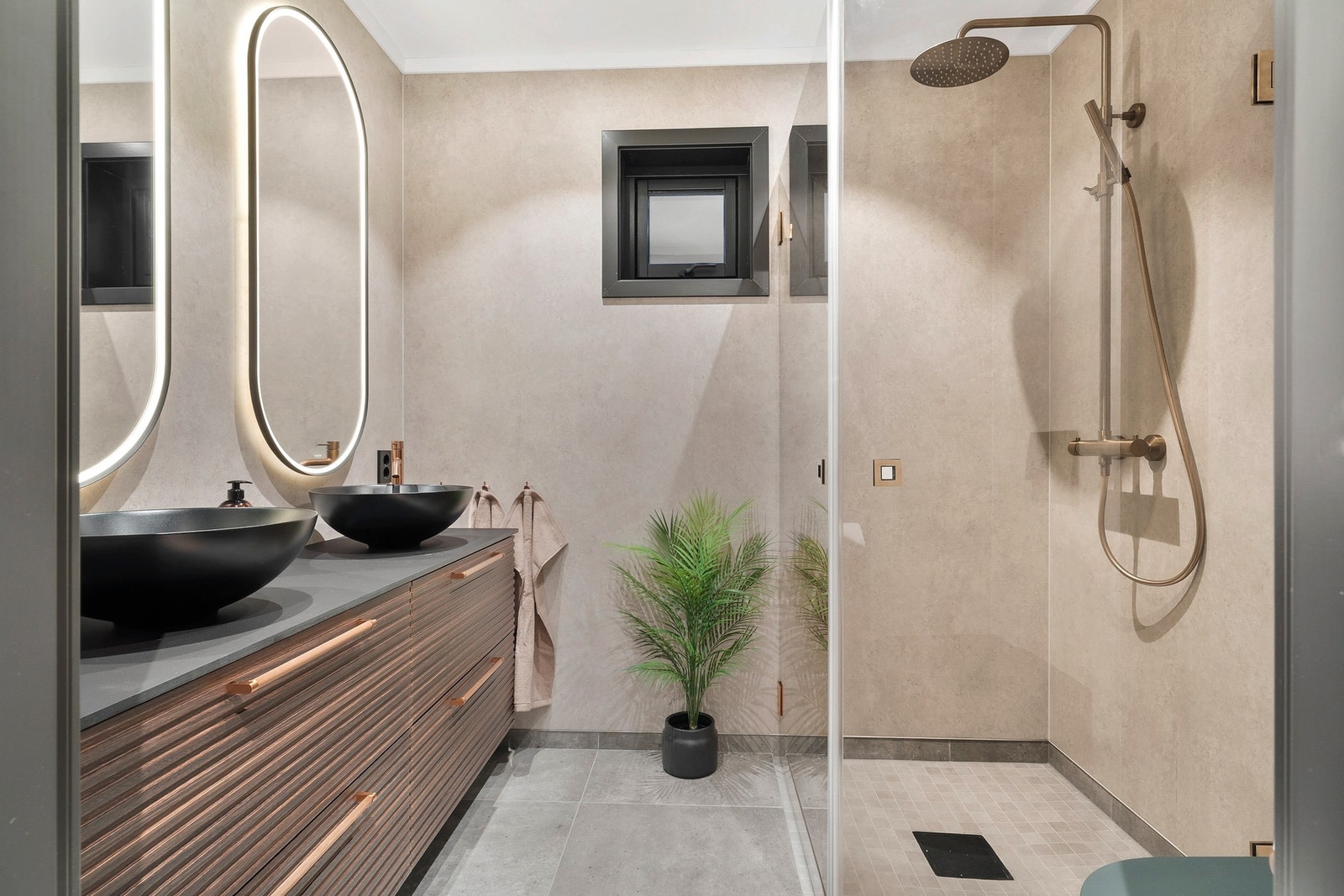 Moderne og stilfullt bad med gjennomtenkte detaljer. Galleribilde