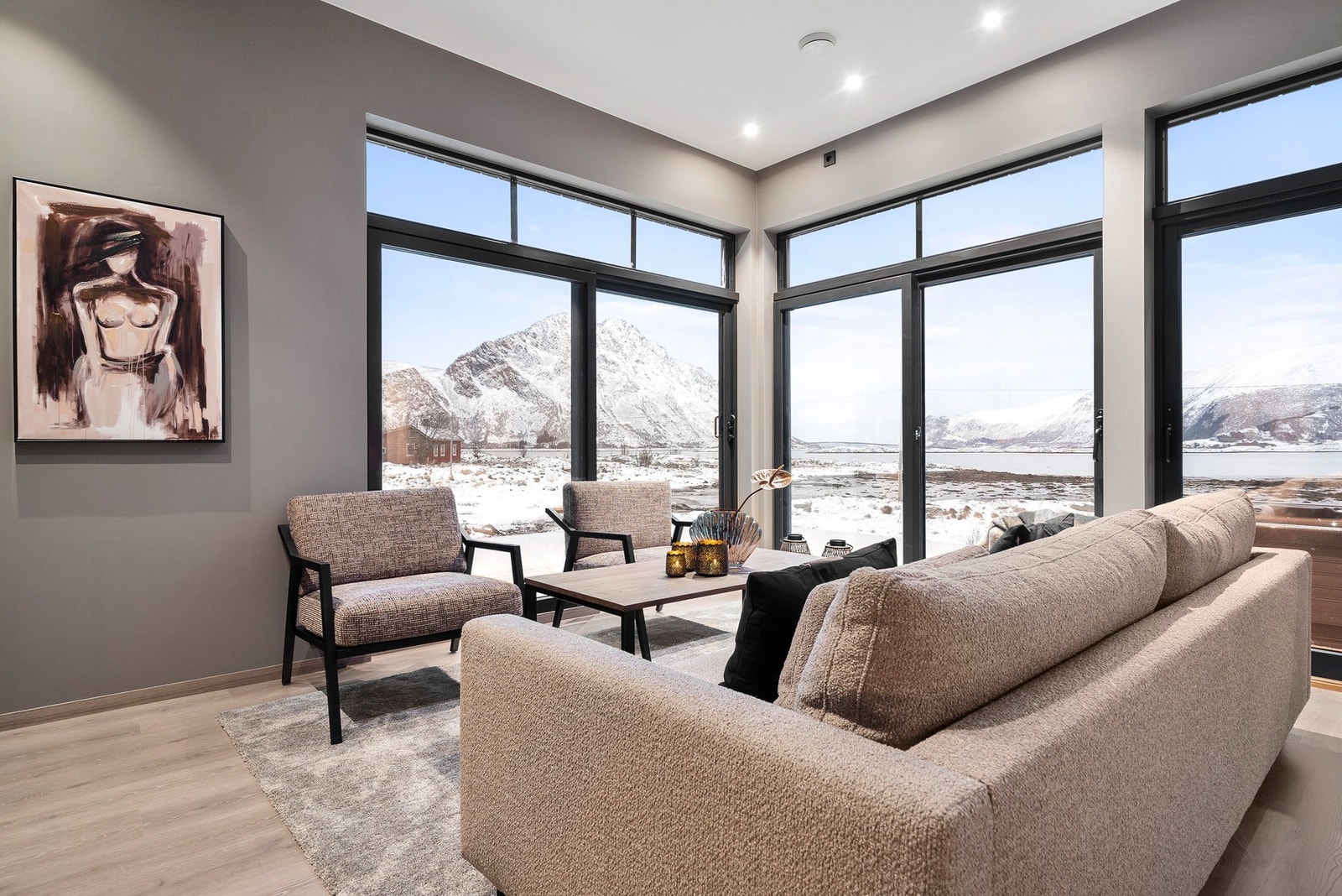 Fra sofakroken nyter dere et praktfullt skue mot sjø og fjell. Galleribilde