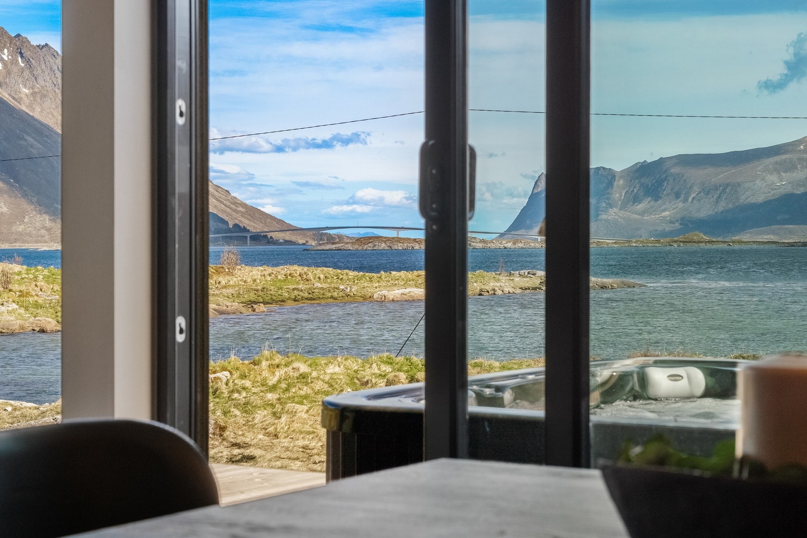 Direkte utgang til terrasse med utendørs boblebad gir en sømløs overgang mellom inne- og uteopplevelser. Galleribilde