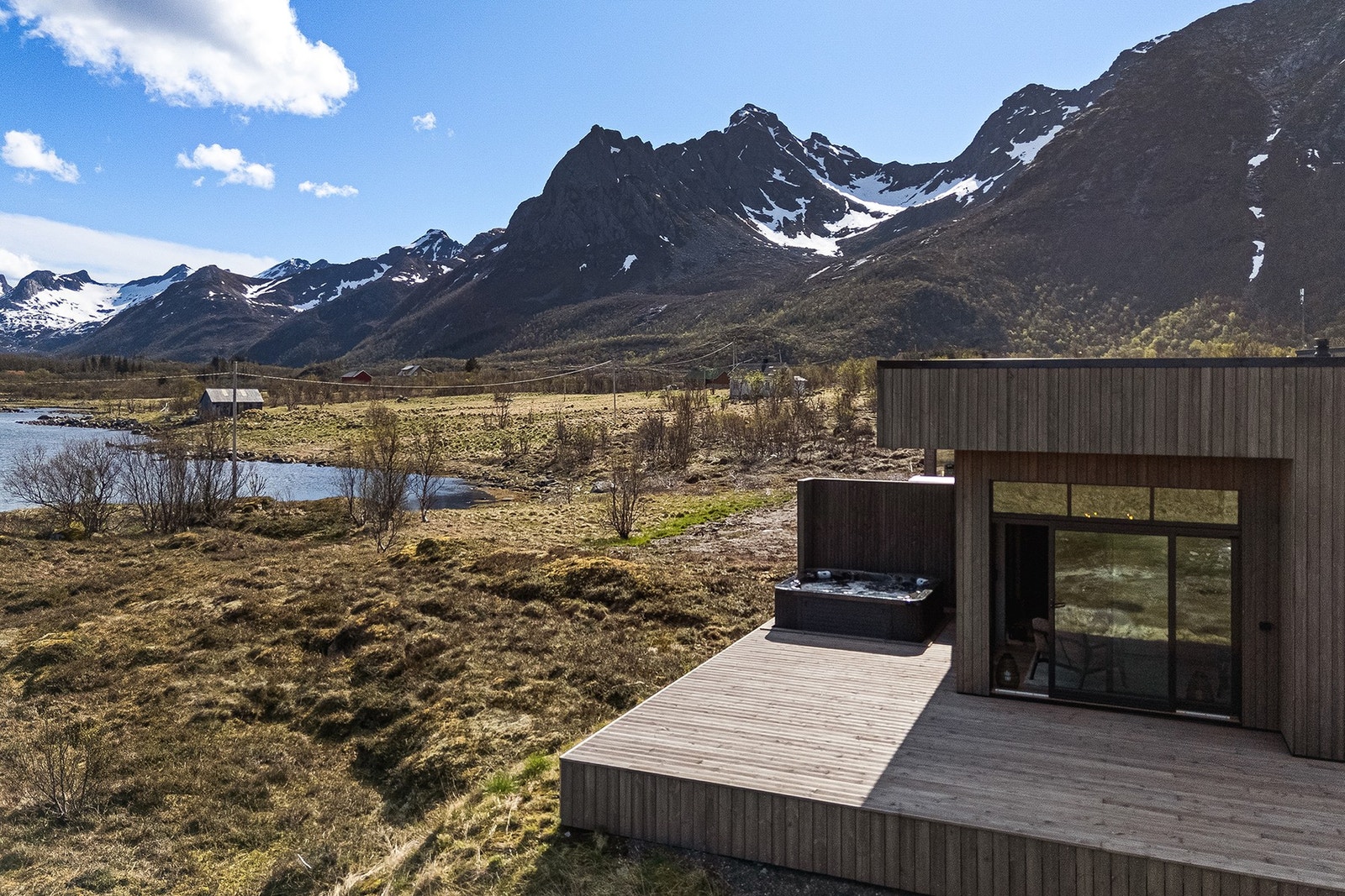 Stor terrasse hvor dere kan nyte fine dager utendørs. Galleribilde