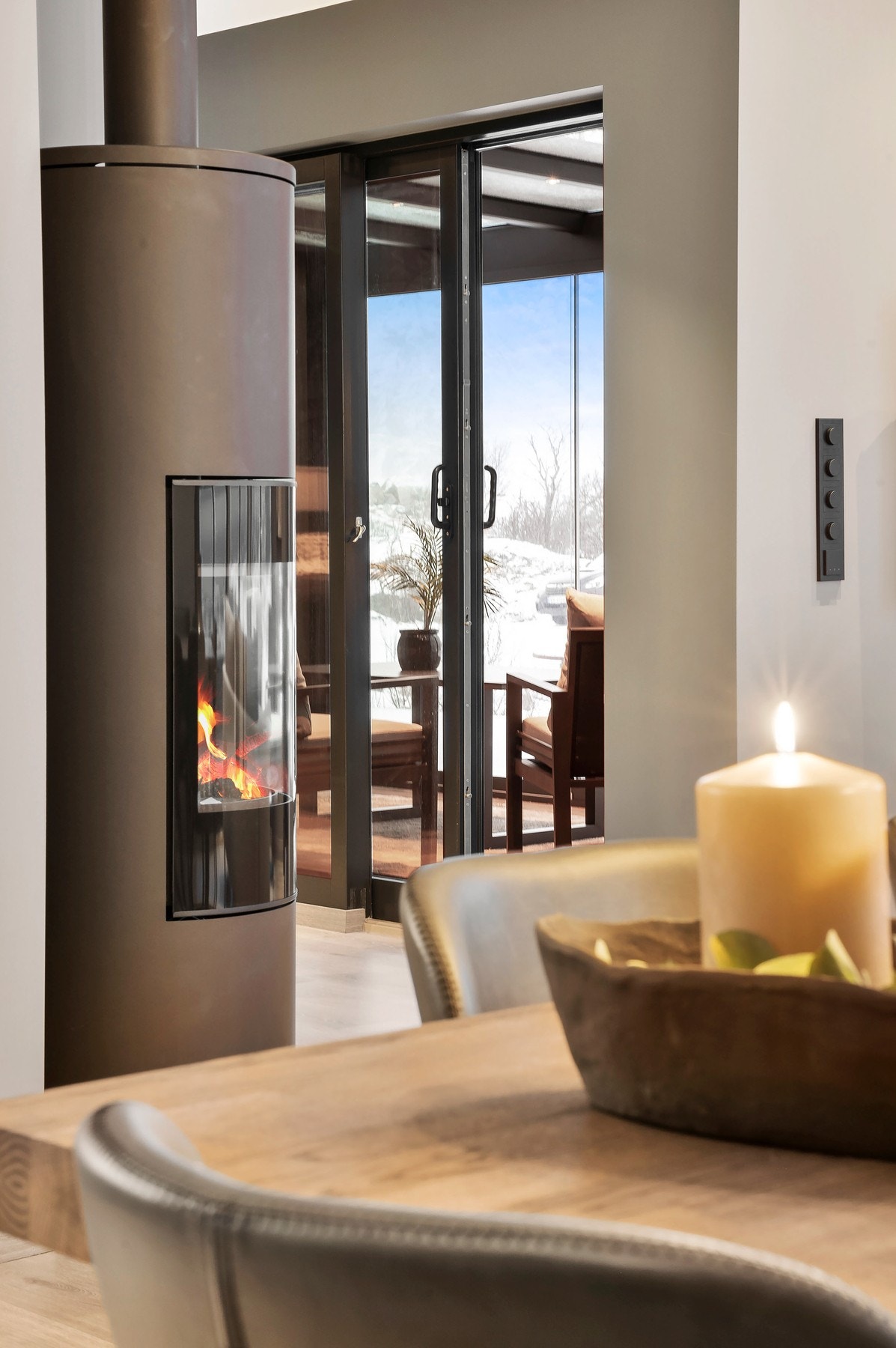 I stuen er det gassovn, som gir effektiv og behagelig oppvarming. Galleribilde