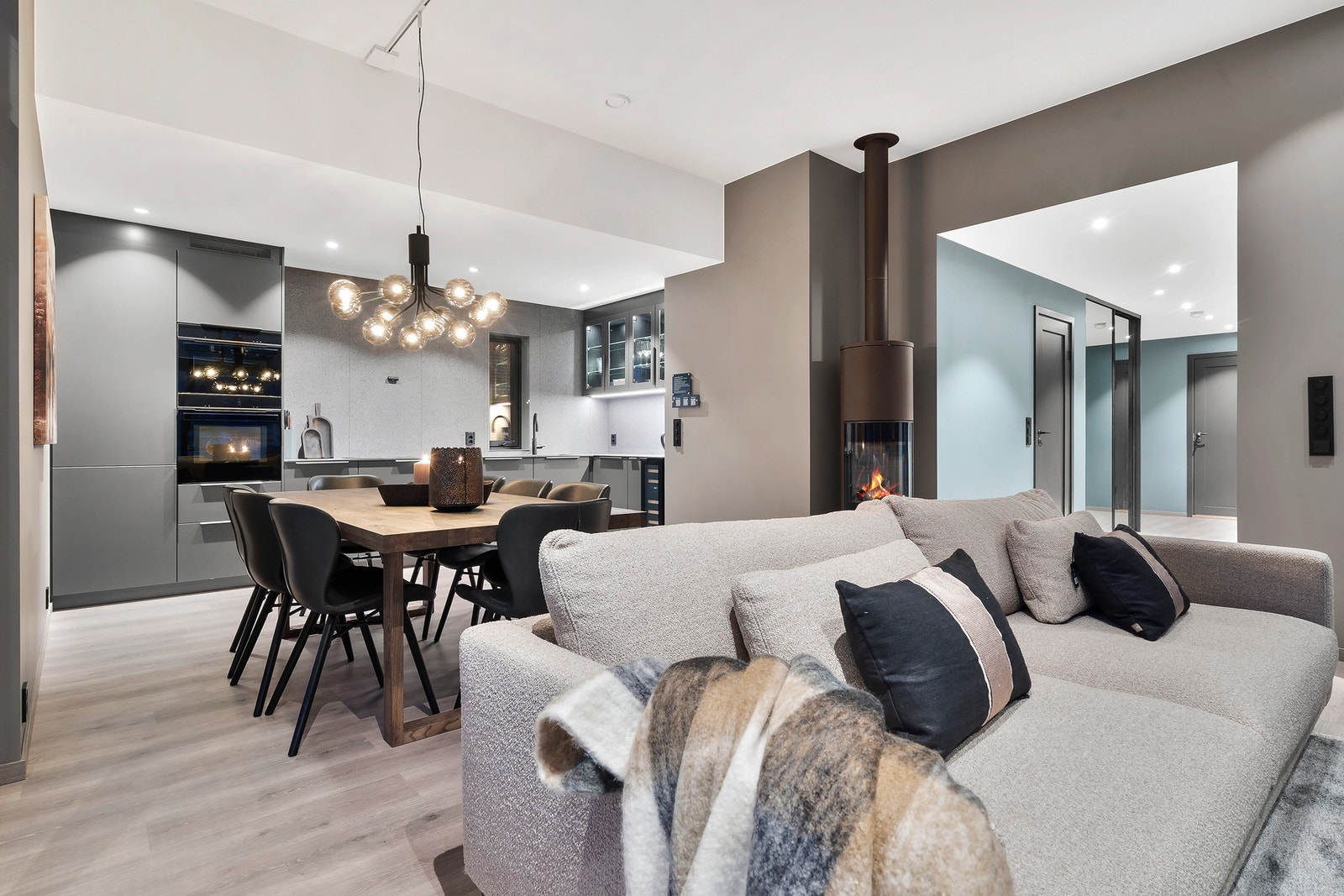 Gjennomført og moderne åpen stue- og kjøkkenløsning med god plass til ønsket spisegruppe. Galleribilde