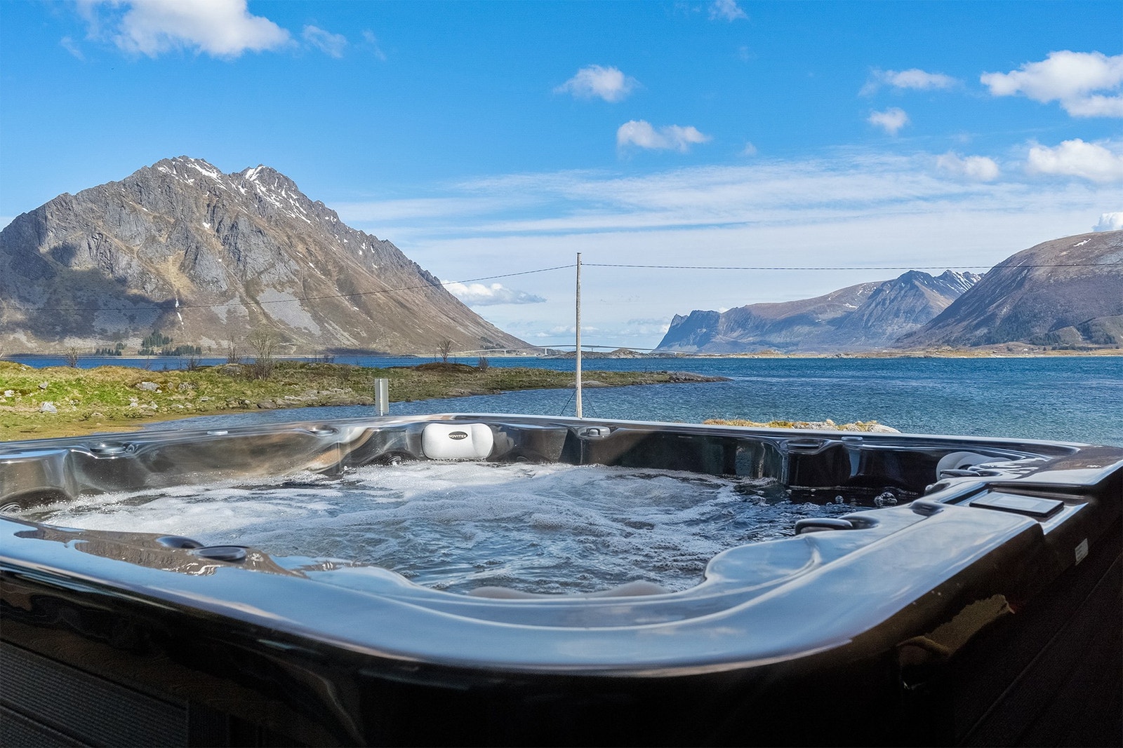 Boblebad med utsikt mot fjord og fjell - perfekt for hyttekos og rolige stunder i naturen, uansett årstid. Galleribilde