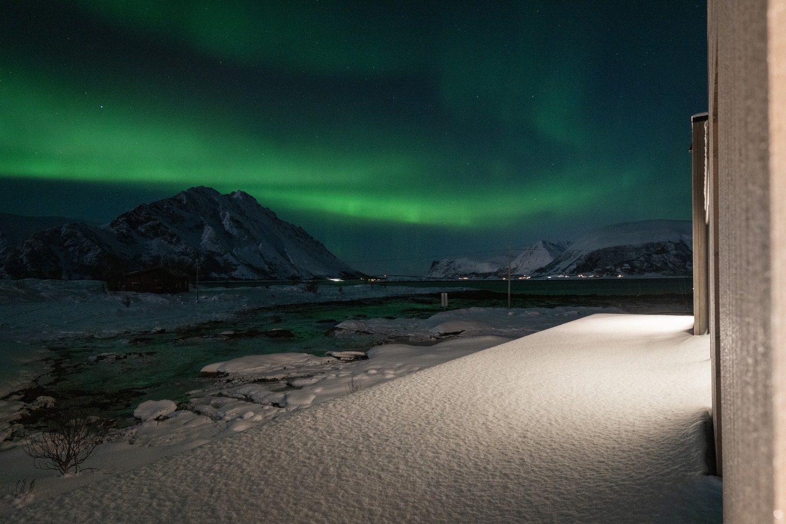 Nordlyset danser over landskapet og skaper et magisk bakteppe - et naturfenomen som gir kveldene en helt egen ro og skjønnhet. Her får du oppleve nordlyset rett fra egen eiendom. Galleribilde