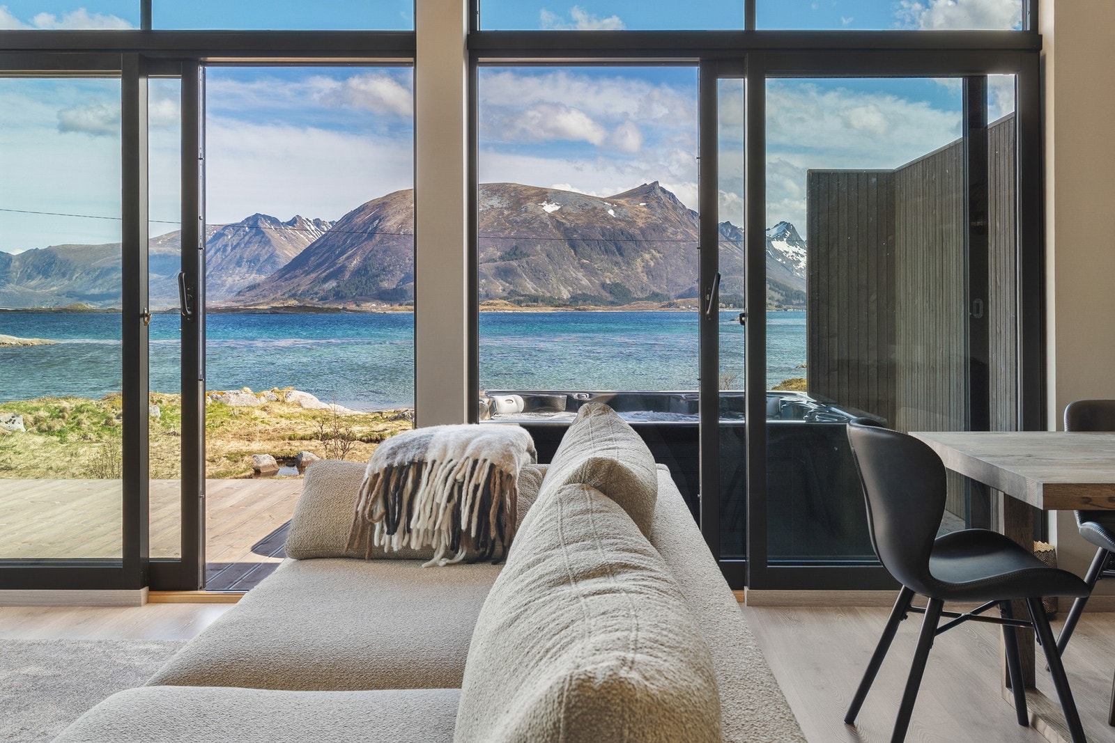 Store vindusflater og utsikt mot fjord og fjell. Galleribilde