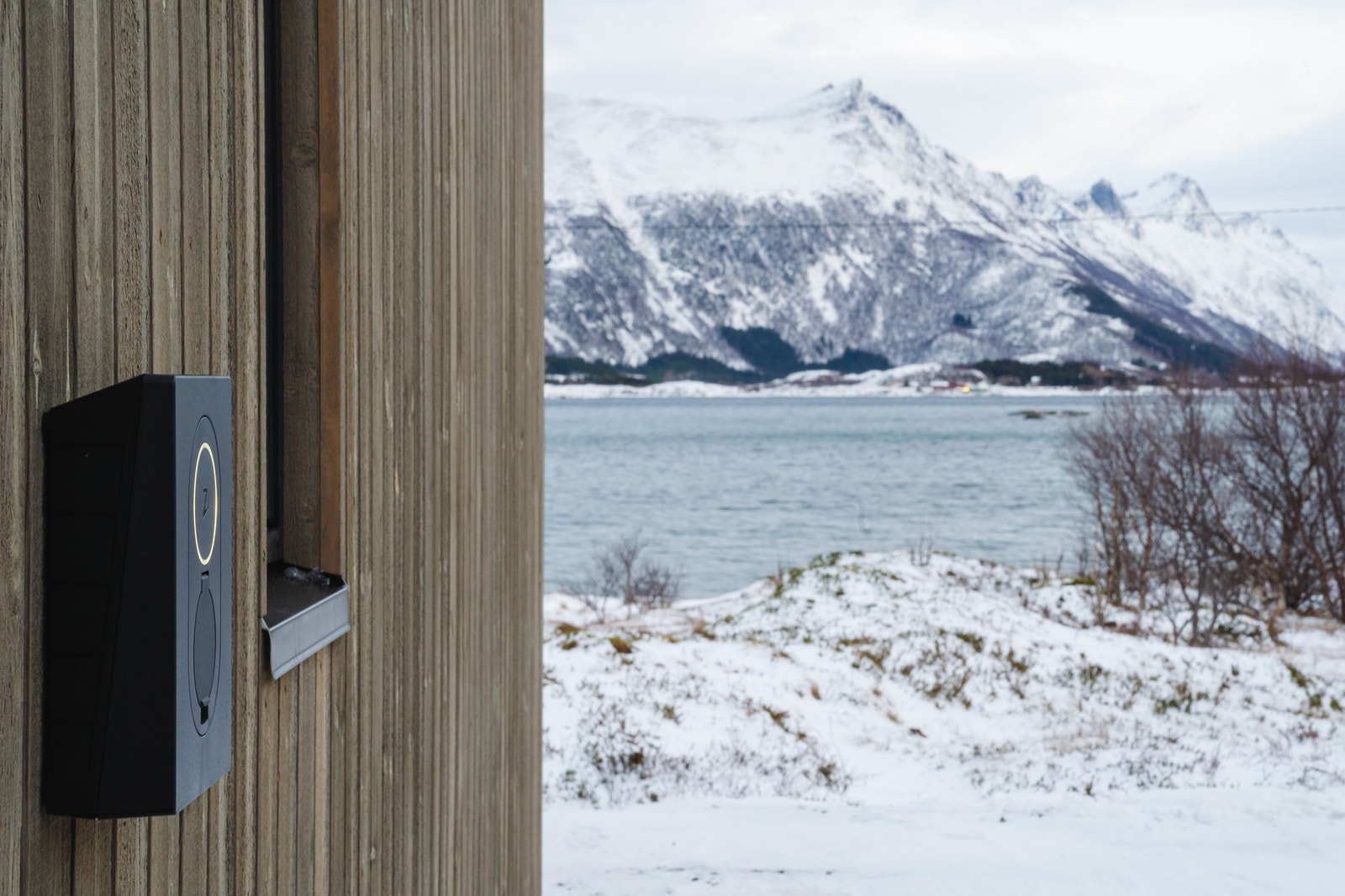 Fritidsboligen har installert Zaptec Go elbillader - en stilren og smart løsning som gir trygg og effektiv lading hjemme. Laderen er kompatibel med alle elbiler og kan styres via app for enkel oversikt og kontroll. Galleribilde