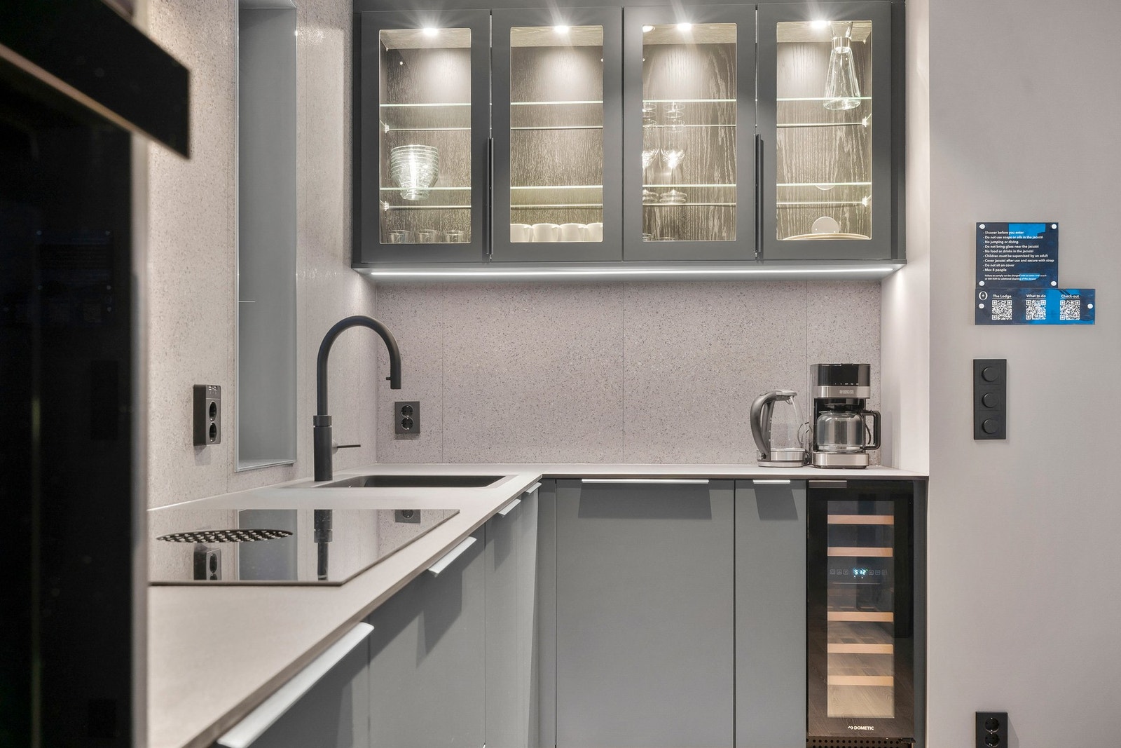 Kjøkkenet har quooker, en alt-i-ett-kran som gir kaldt, varmt og kokende vann rett fra springen. Galleribilde