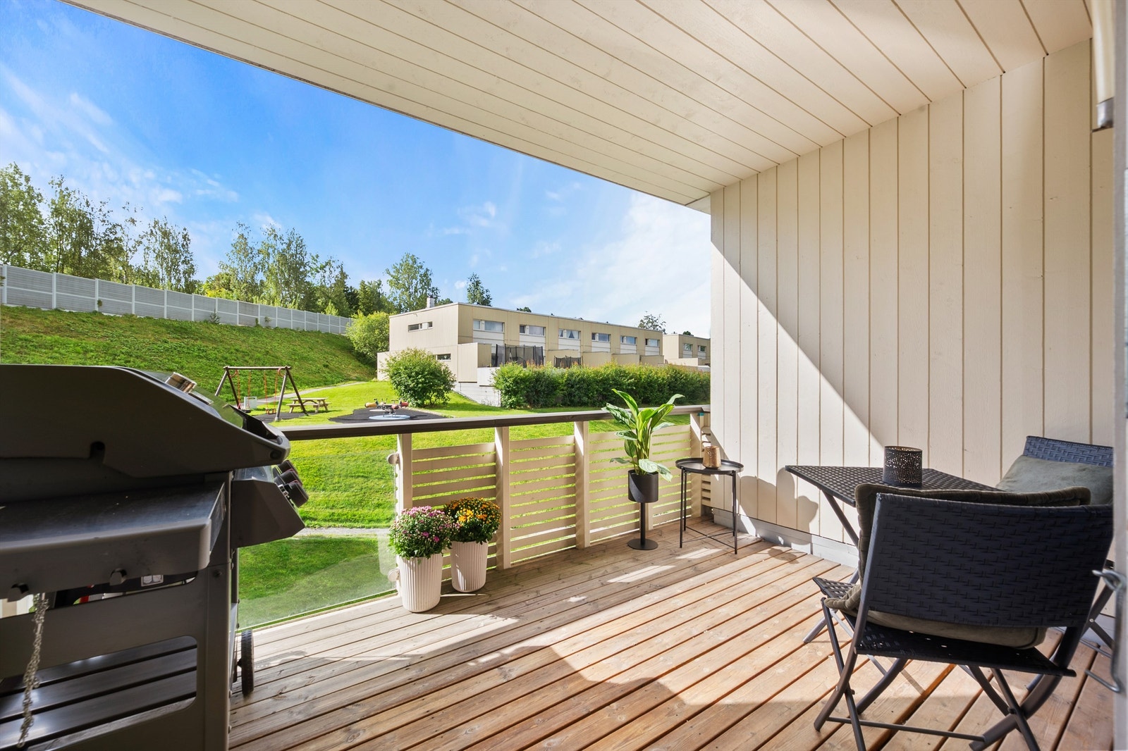 Her har du god plass til å innrede med en hyggelig sittegruppe og grill. Balkongen er sydvendt og byr på gode solforhold - selger opplyser om sol fra rundt kl. 10-16 på sommerstid. Galleribilde