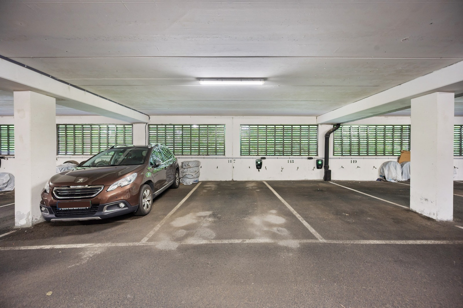 Boligen disponerer en parkeringsplass med el-lader i dag. Parkeringsplassen har nr. 117 med direkte adkomst med heis i felles garasjeanlegg. Galleribilde
