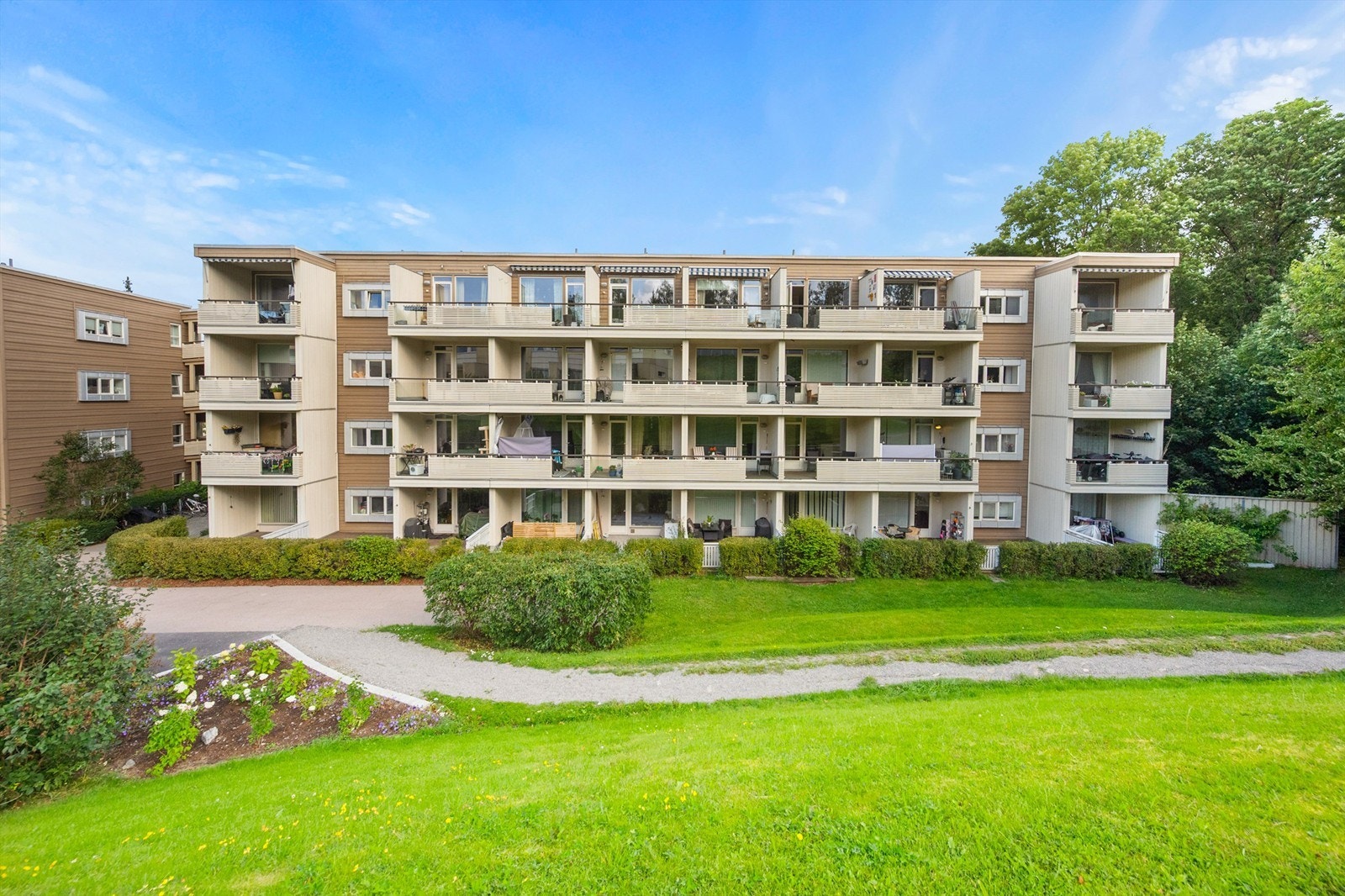 Boligblokken ligger i et stille og barnevennlig boligområde uten gjennomgangstrafikk! Galleribilde