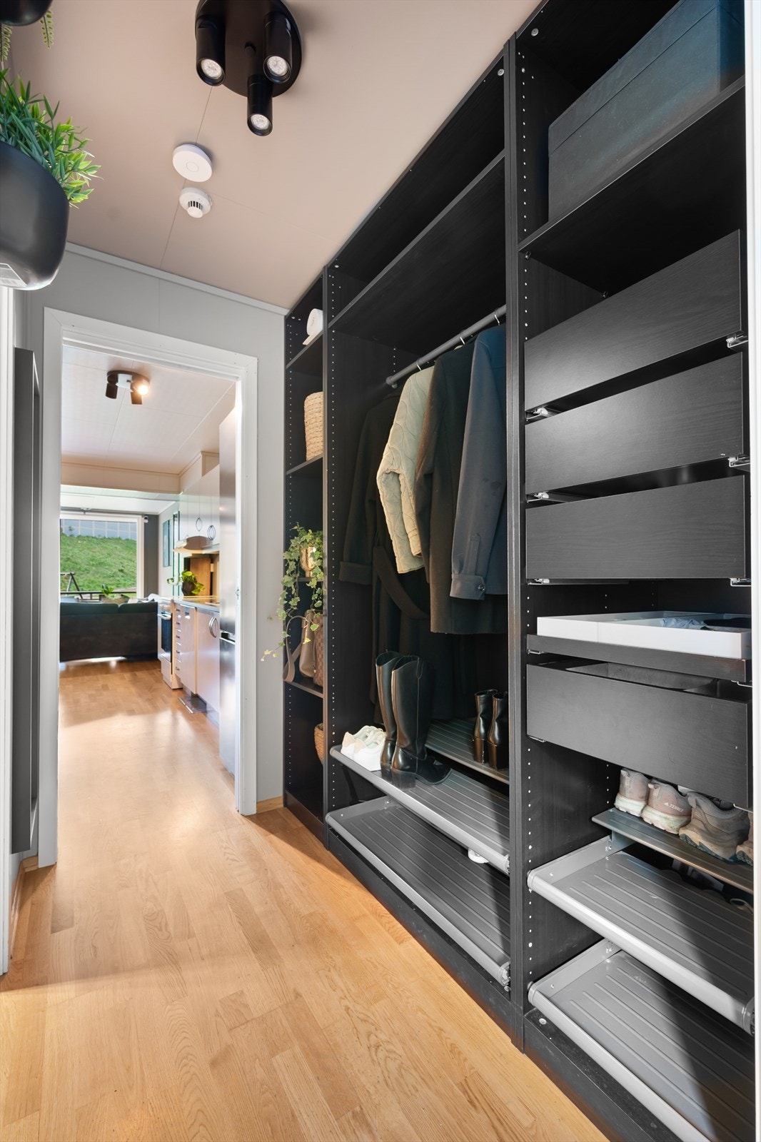 Velkommen inn! Det første som møter deg er en innbydende entré, som gir et godt førsteinntrykk av leiligheten. Galleribilde
