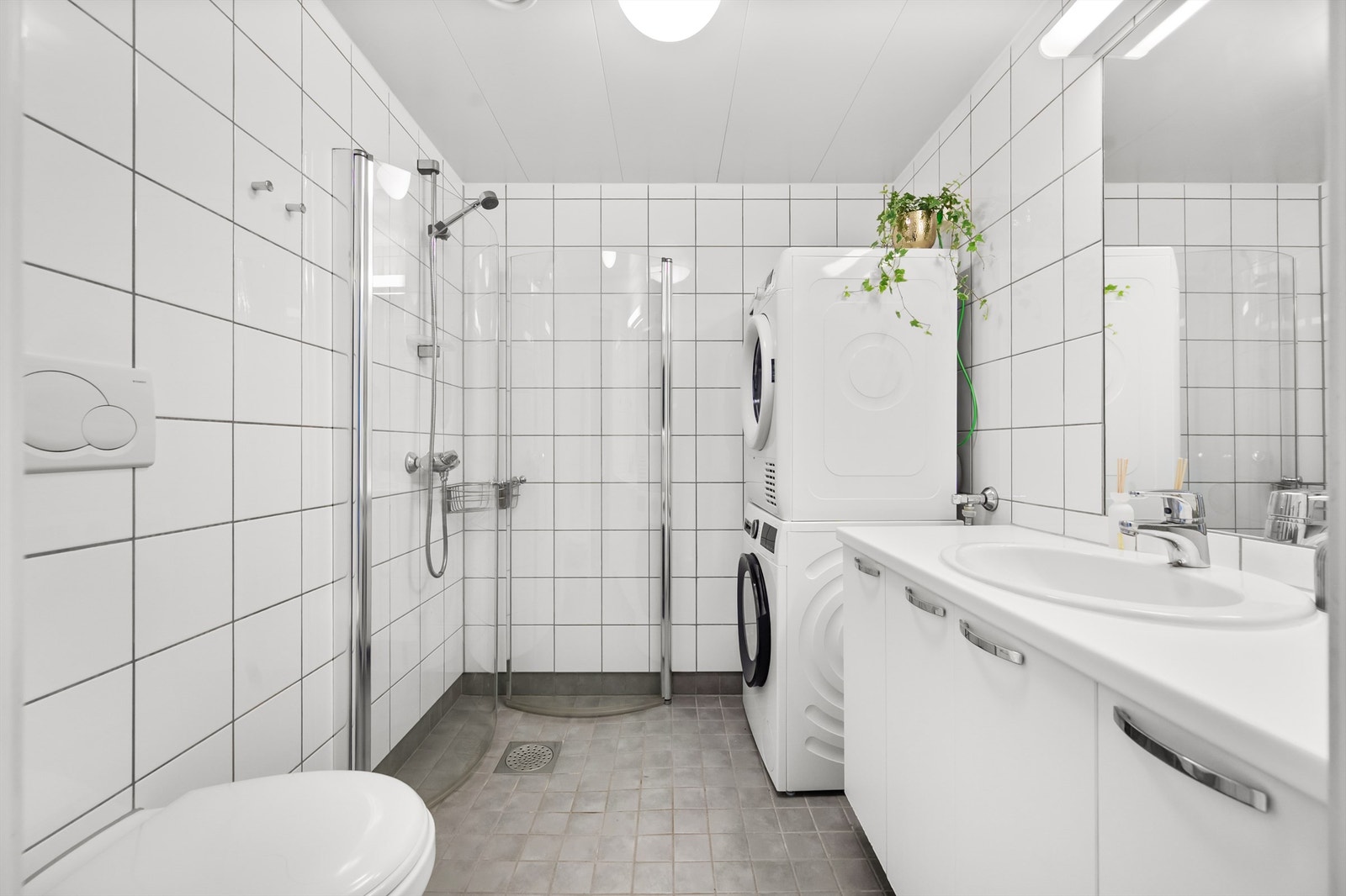 Pent flislagt baderom med behagelig gulvvarme og innfelt downlights i himling. Galleribilde
