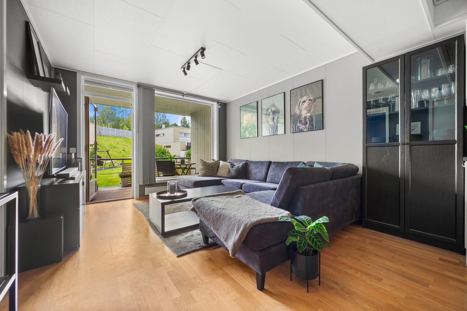 Ved kjøkkenet er det en naturlig plass å innrede med spisebord - perfekt til å invitere over venner og familie på hyggelige sammenkomster. Galleribilde