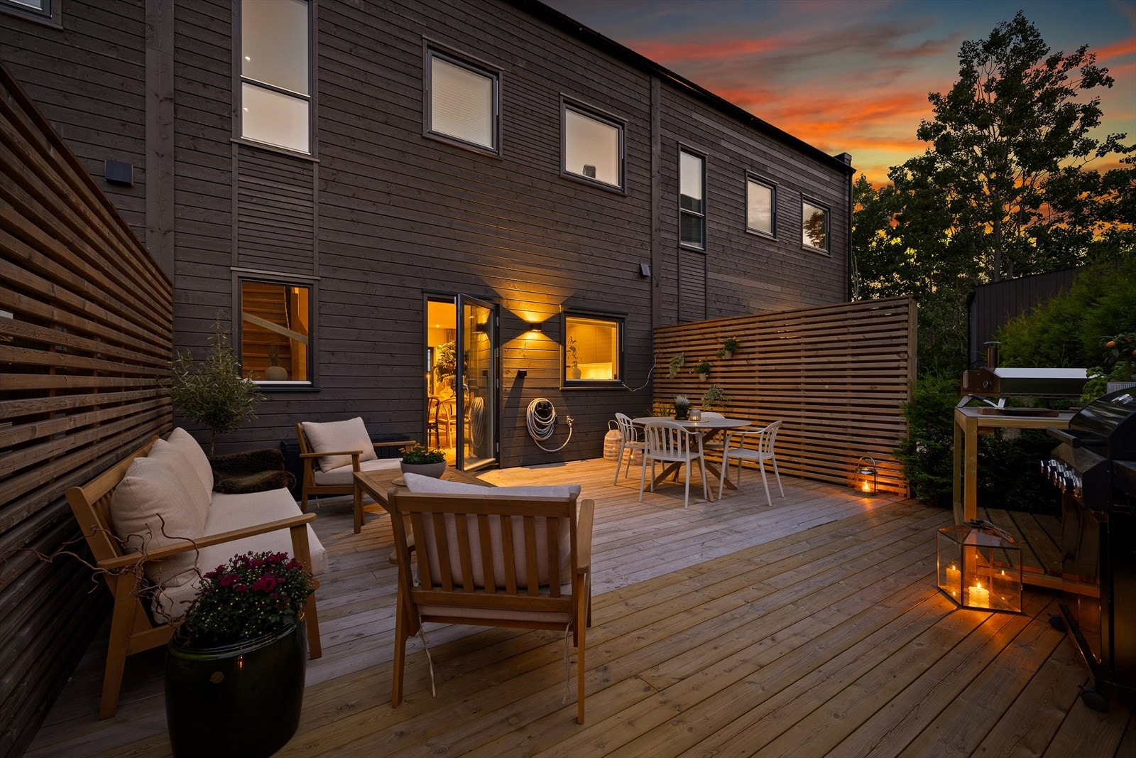 Romslig terrasse på hele 36 kvm. Terrassen er utvidet i forhold til slik den fremgår i mottatte bygnings tegninger og i tinglyst seksjonering. Terrassen går i dag over i den delen av tomten som i seksjonering fremstår som fellesareal. Galleribilde