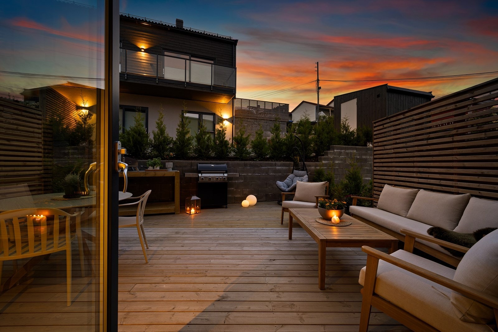 Direkte utgang til stor terrasse fra stuen Galleribilde
